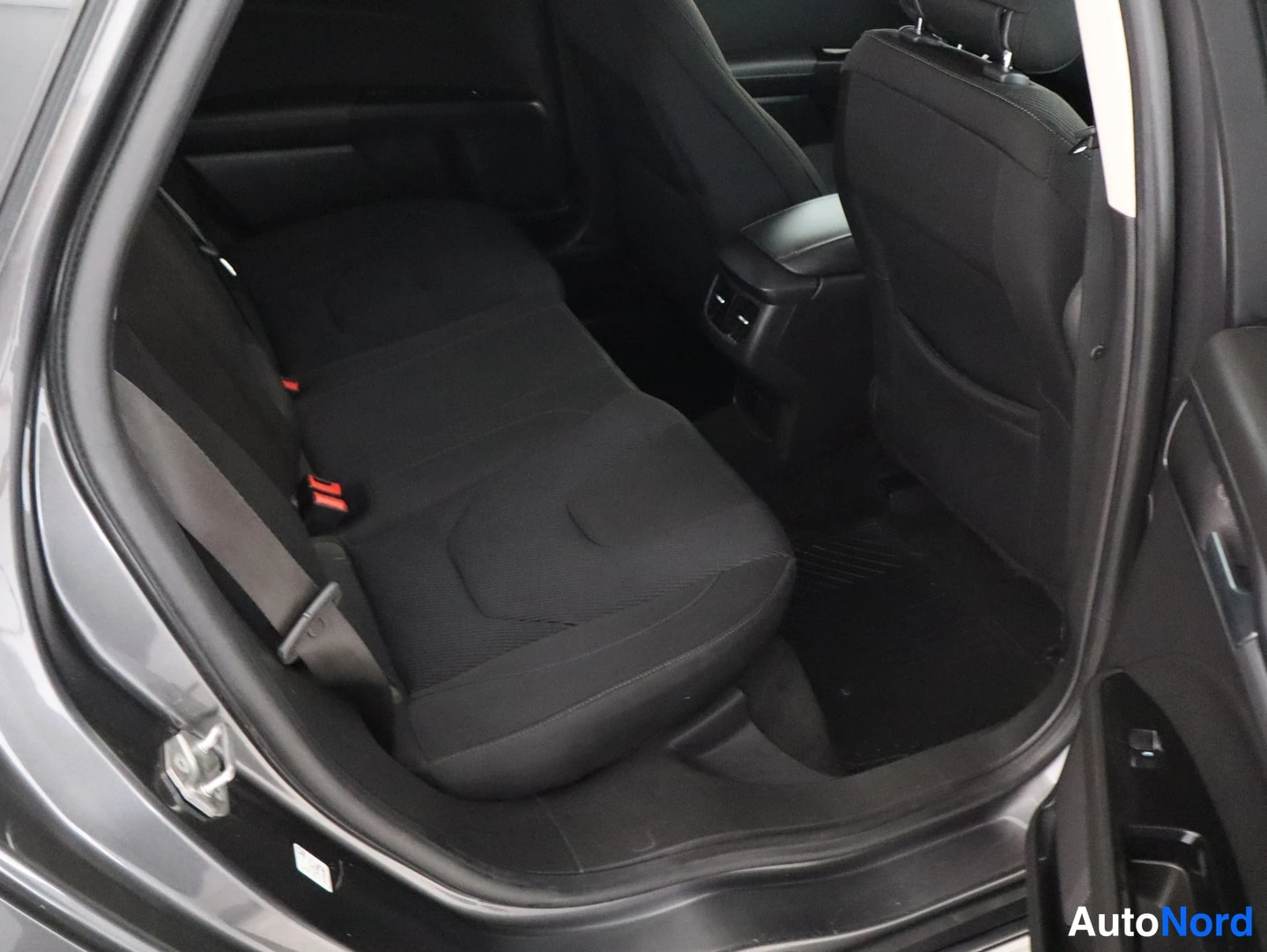 Muu: Ford Mondeo farmarin takaistuinpenkki ja koriin avattu takaovi, musta kankainen sisusta.