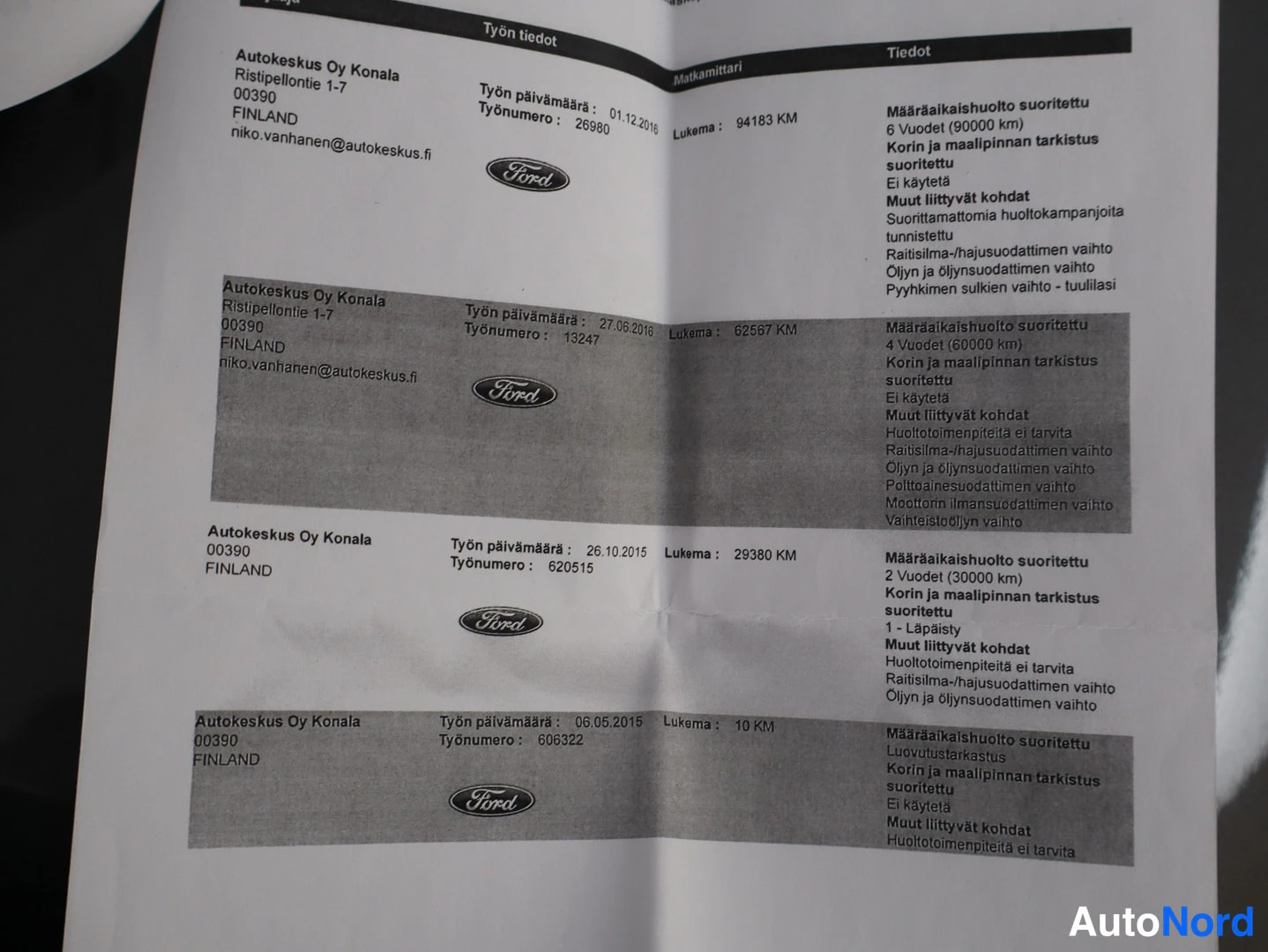 Muu: Ford Mondeon huoltokirjan saksaksi kirjoitettu huoltotiedot.