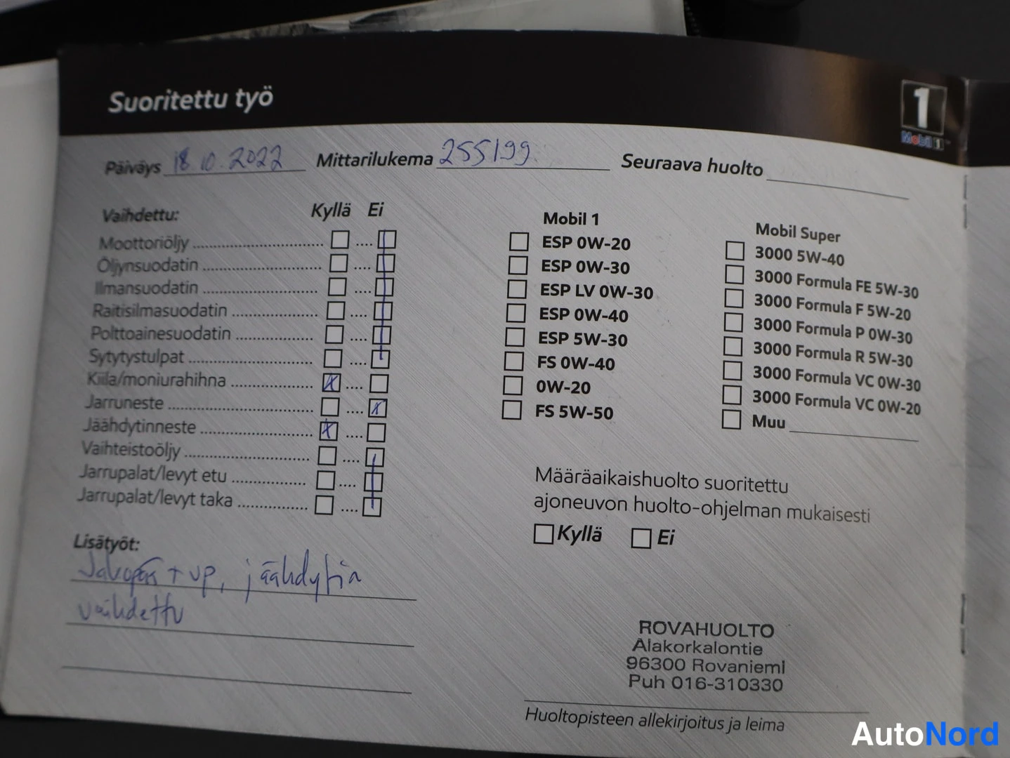 Asiakirja: Huoltokirjan sivu 'Suoritettu työ', käsinkirjoitetut merkinnät päiväys 18.10.2022 ja mittarilukema 255199, huoltoliike Rovahuolto Rovaniemeltä.