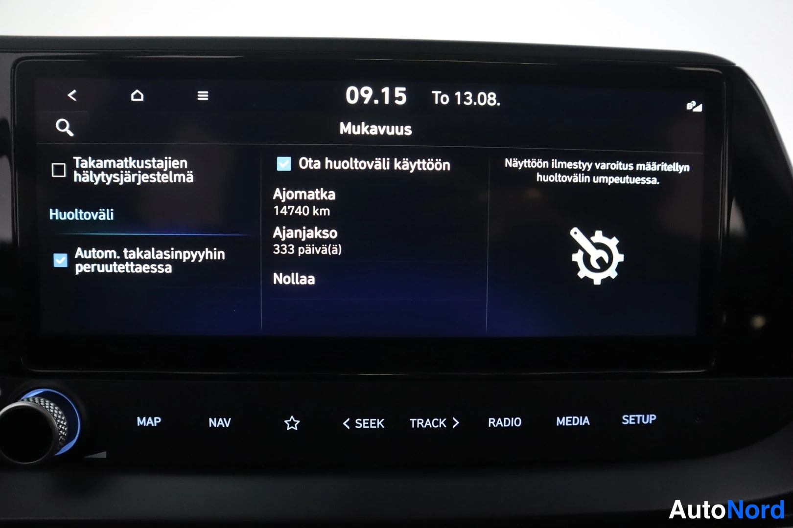 Muu: Auton infotainment-näyttö valikossa 'Mukavuus': huoltoväli 14740 km / 333 päivää, MAP-, NAV-, RADIO- ja MEDIA-painikkeet.