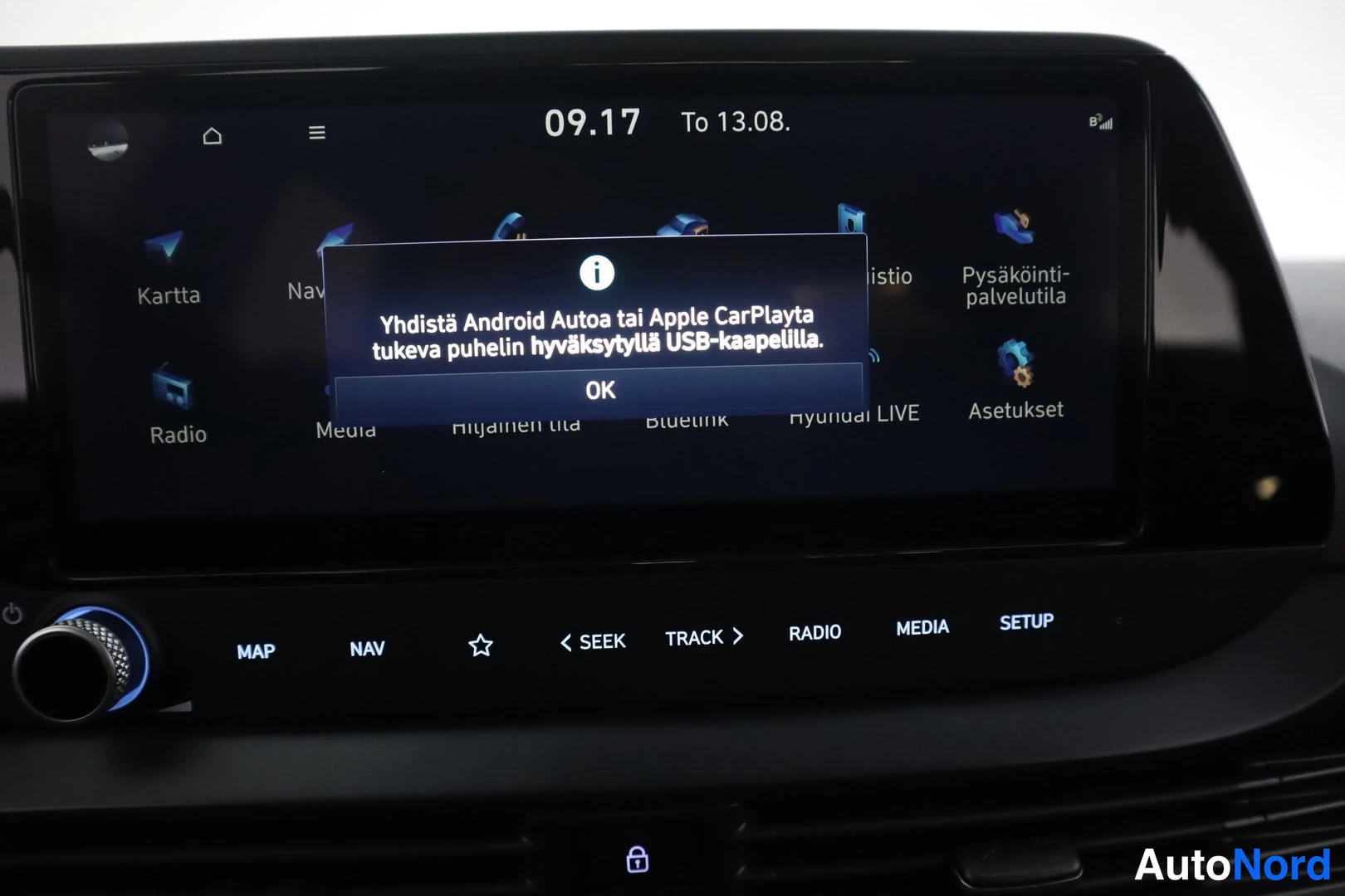 Yksityiskohta: Lähikuva auton kosketusnäytön näytöstä, jossa on valkoinen popt-out -viesti tekstillä Yhdistä Android Autoa tai Apple CarPlayta tukeva puhelin hyväksytyllä USB-