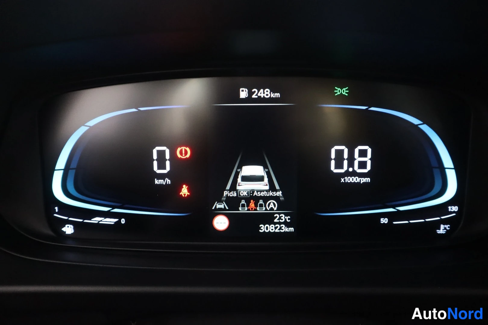 Muu: Digitaalinen mittaristo: nopeus 0 km/h, kierrokset 0.8 x1000rpm, matka 30823 km ja 248 km polttoainetta jäljellä.