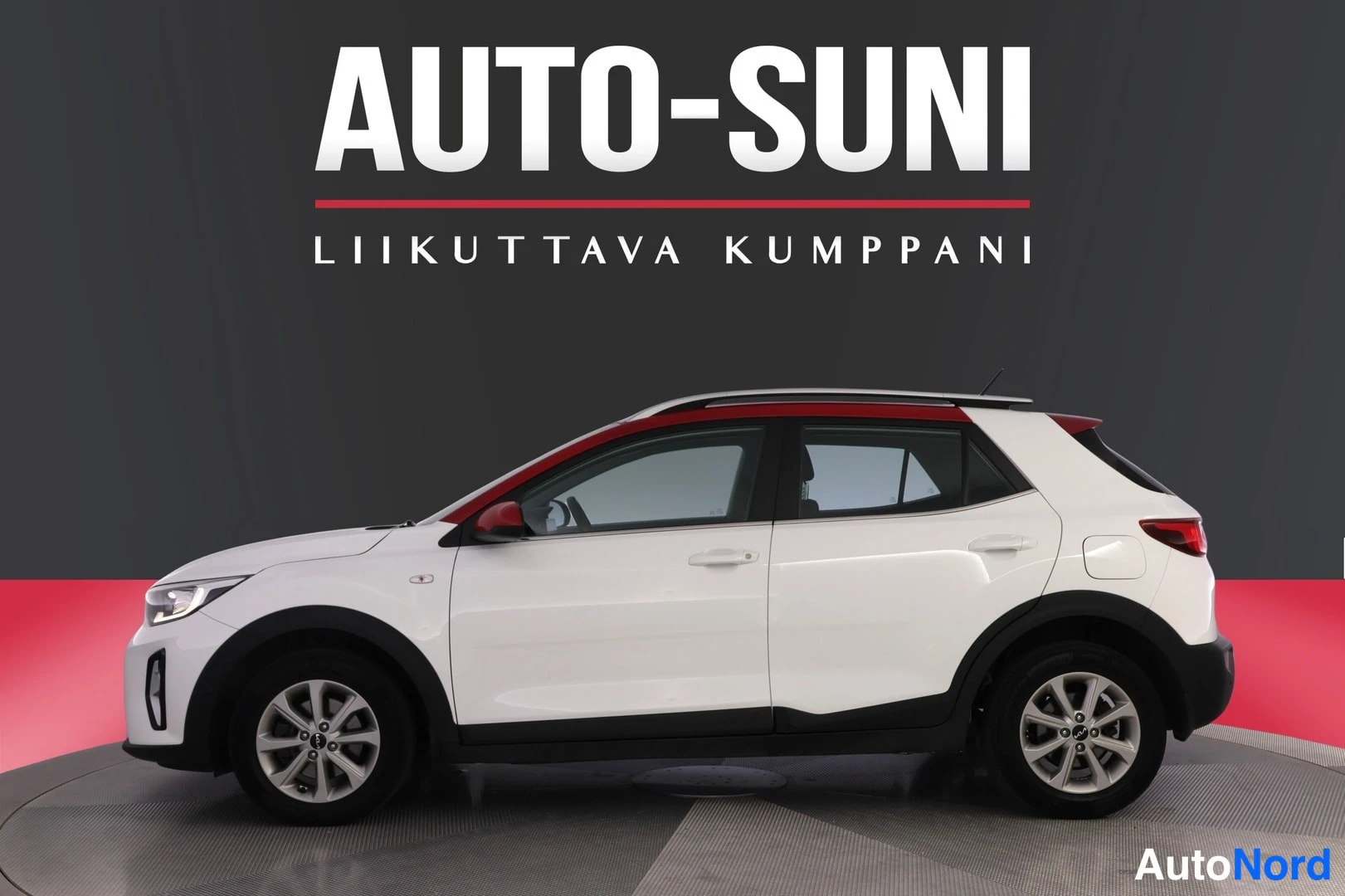 Sivulta: Kia Stonic sivusta etukulmasta, valkoinen korinen punakattoinen crossover studiotaustaa vasten.