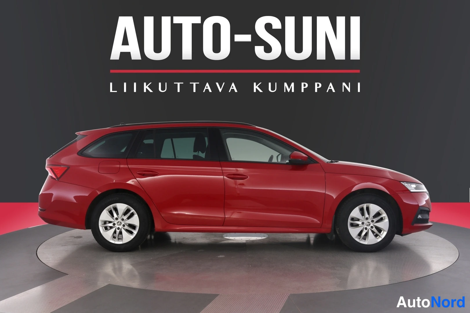 Sivulta: Kuva osoittaa punaisen Skoda Octavian sivukuvana. Auto on kuvattuna valaistu studio-tilassa, jolloin sen metalliväritystönä näkyvät sivut ovat hyvin sävyjä ja k