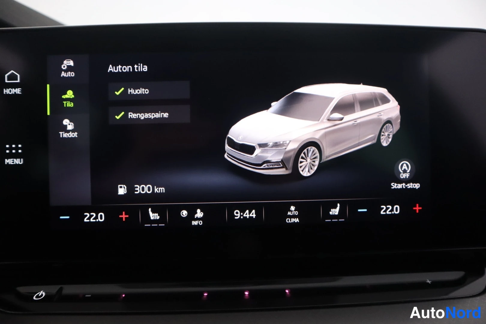Ohjaamo: Digital instrument cluster or infotainment touchscreen displaying vehicle status in Finnish. The 'Tila' (Status) menu is active on the left, with checkmarks nex
