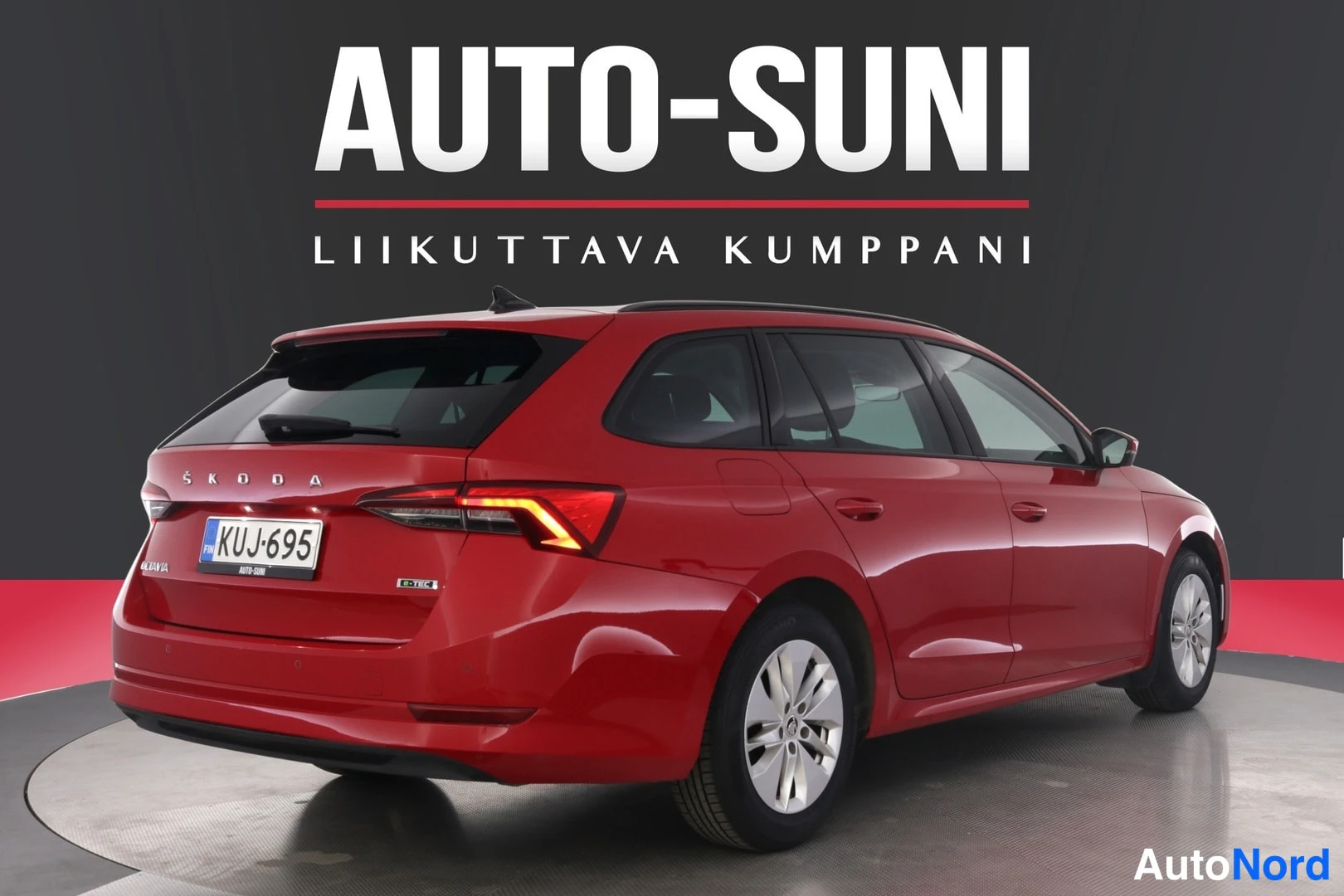Takaviisto: Kuva esittää punaisen Skoda Octavian takaosaa, jossa on selvästi nähtävissä takavalot ja rekisterikilpi. Takapäässä on myös SKODA-kirjoitus ja malli OCTAVIA.