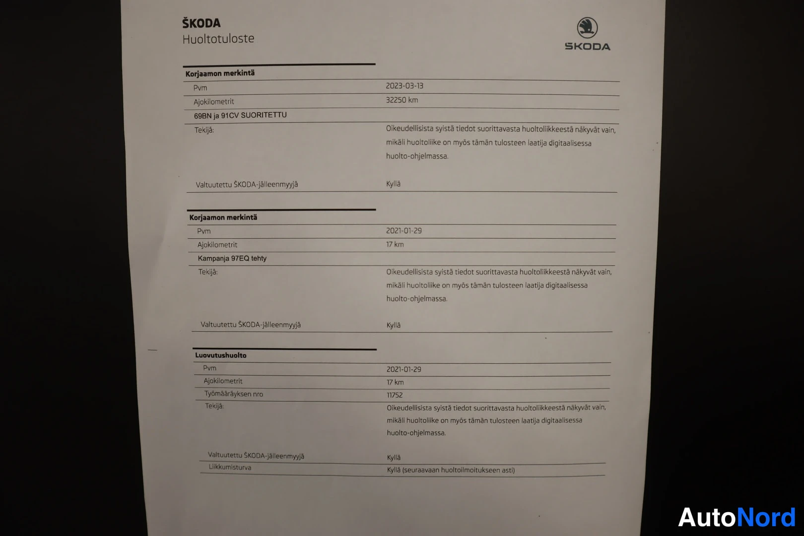 Asiakirja: Skodan huoltotuloste, jossa korjaamon merkinnät vuosilta 2021 ja 2023 sekä luovutushuollon tiedot.