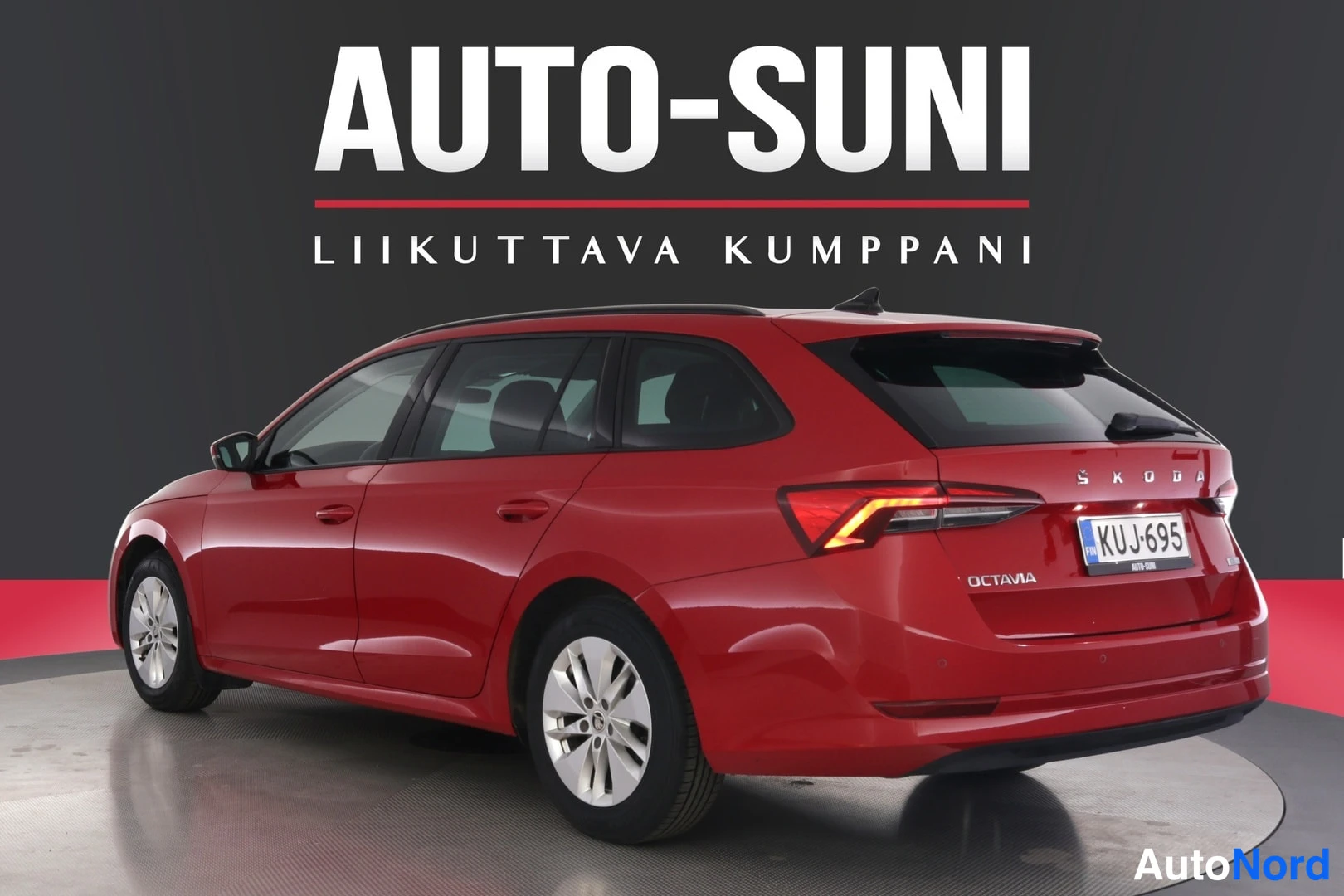 Takaviisto: Kuva on Skoda Octavian takakulma, jossa nähdään takavalot, SKODA-logo ja OCTAVIA-mallimerkintä. Valoissa on punainen runko ja hopea-alumiinit.