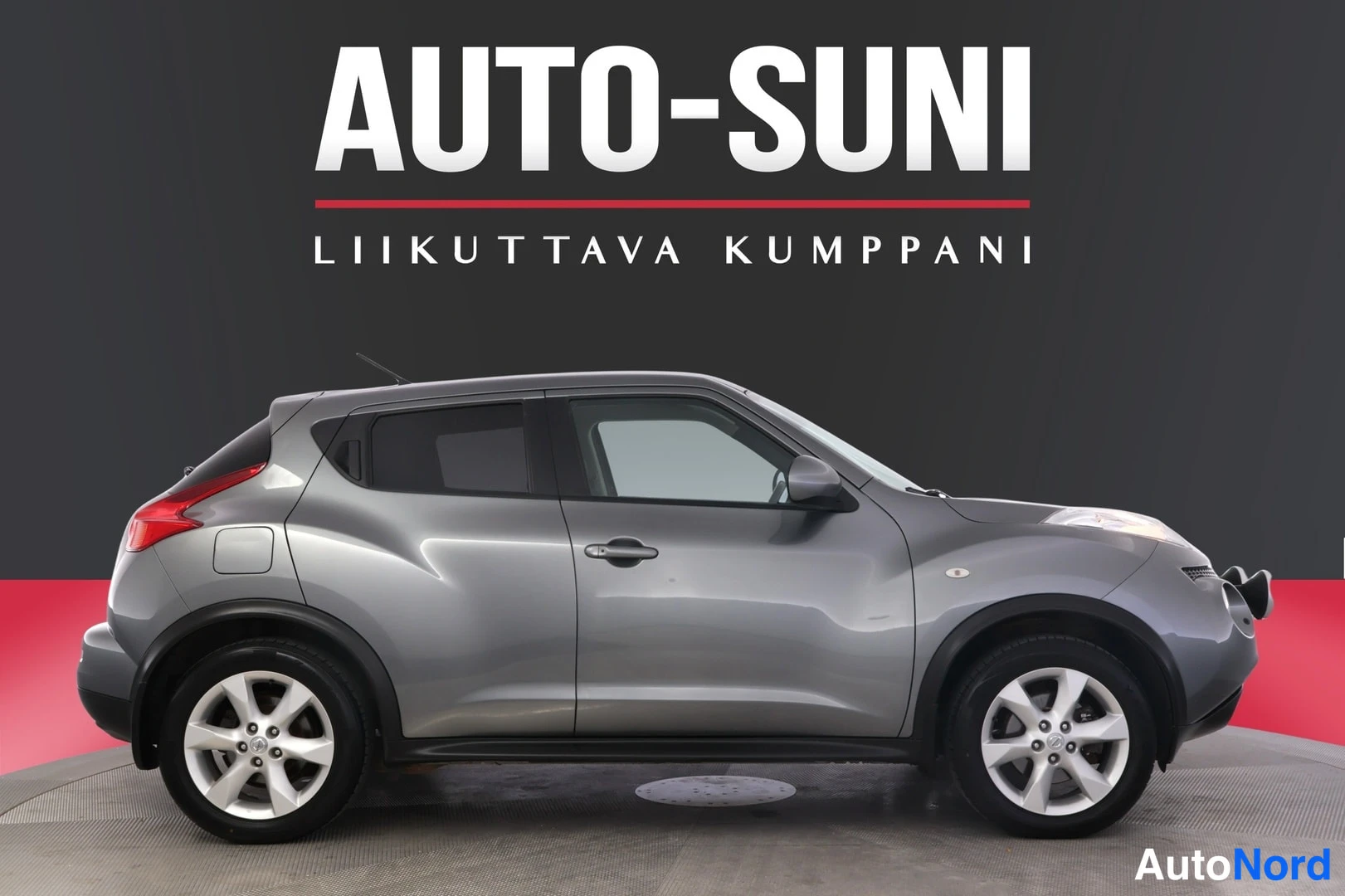 Takaviisto: Nissan Juke harmaa, profiilikuva vasemmalta; takaosan yläpinnat ja kolmas jarruvalo näkyvät, rekisterikilpi.