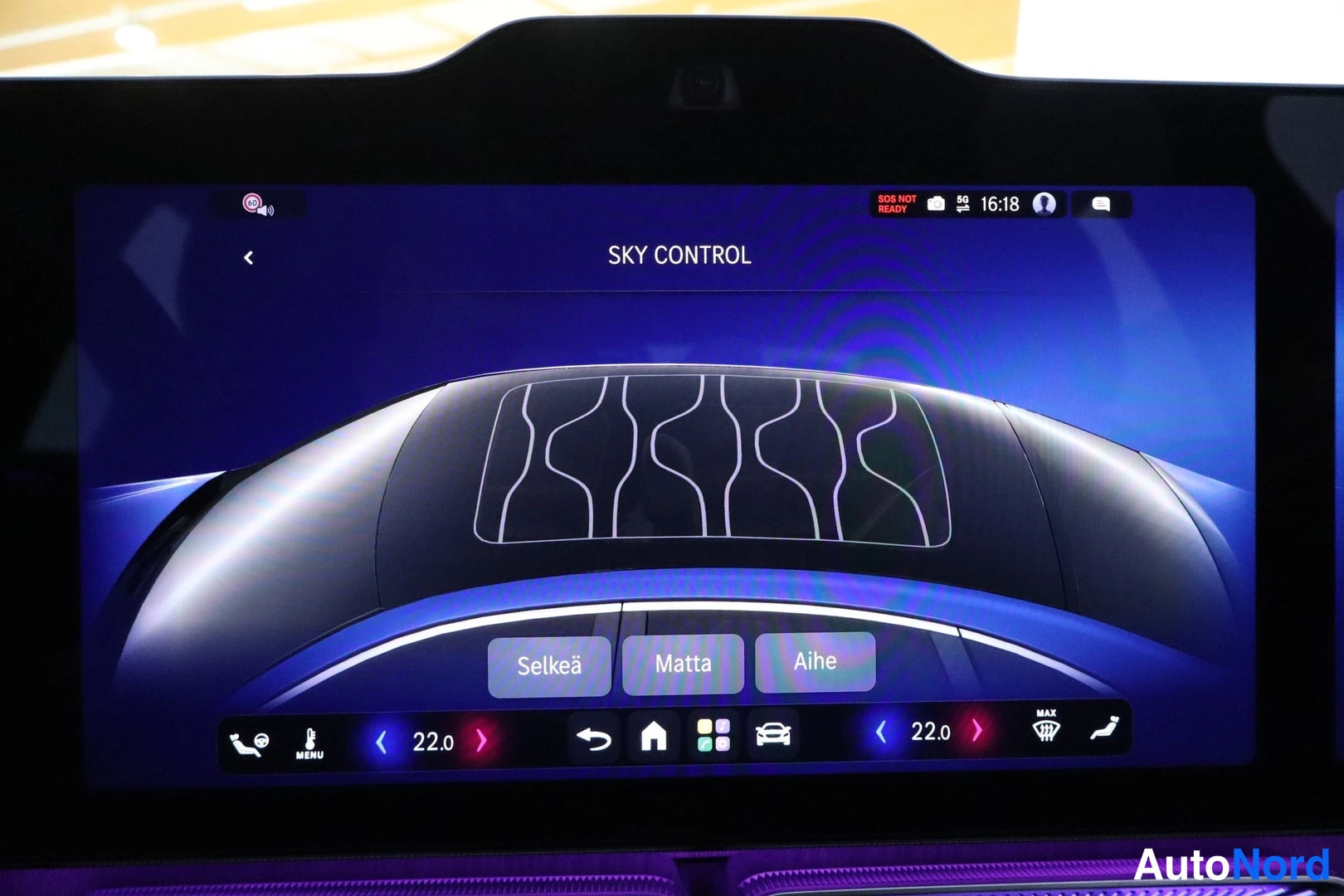 Muu: Auton infotainment-näytöllä SKY CONTROL -näkymä, jossa panoraamakaton säädöt Selkeä, Matta ja Aihe sekä lämpötila-asetukset 22,0.