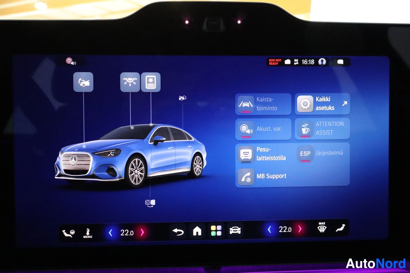 Muu: Infotainment-näytön asetusvalikko sinisellä autonkuvalla; valikossa Kaista-toiminto, Kaikki asetukset, Akust. var., ATTENTION ASSIST, Pesu-laitestotila, ESP-jär