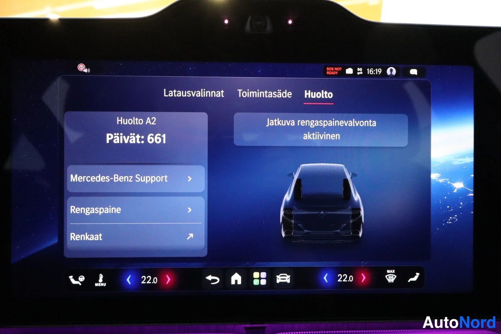 Muu: Infotainment-näytön huoltosivu, jossa Huolto A2 Päivät: 661, Rengaspaine ja Renkaat -valinnat sekä teksti Jatkuva rengaspainevalvonta aktiivinen.