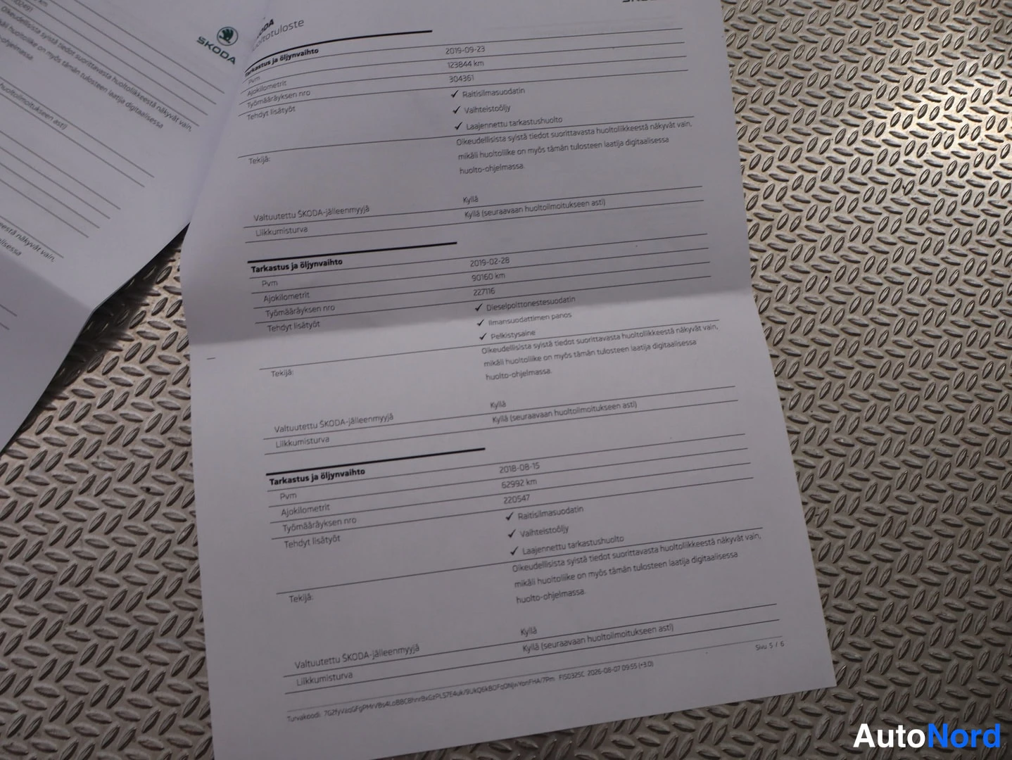 Asiakirja: ŠKODA Huoltotuloste -asiakirjan sivu, jossa useita huoltomerkintöjä vuosilta 2018-2020 kilometreineen ja tehtyine lisätöineen.