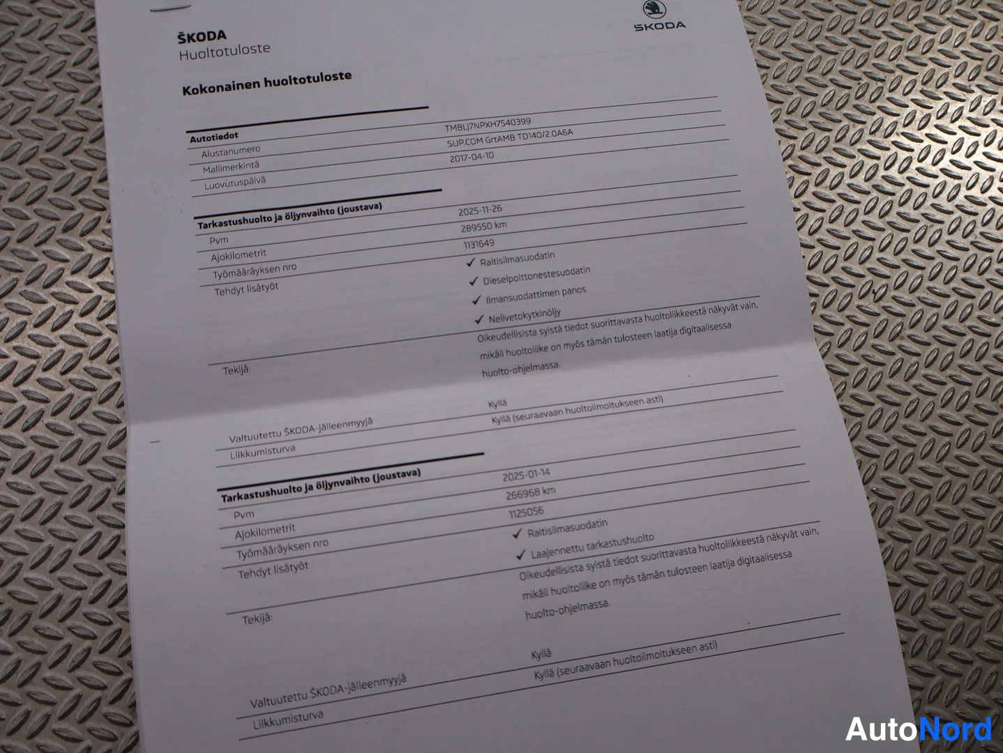 Asiakirja: ŠKODA Huoltotuloste -asiakirjan ensimmäinen sivu (Kokonainen huoltotuloste), jossa näkyvät autotiedot: alustanumero TMBLJ7NPXH7504399, mallimerkintä SUPERB GRAM