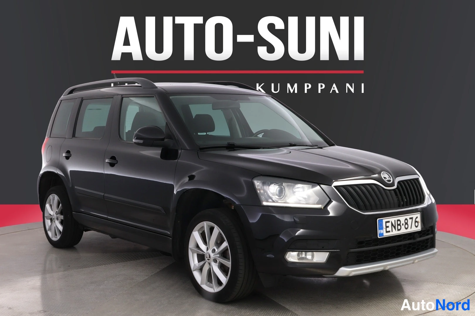 Etuviisto, nokka oikealle: Tummansininen Skoda Yeti etukulmasta, nokka oikealla, rekisteritunnus.