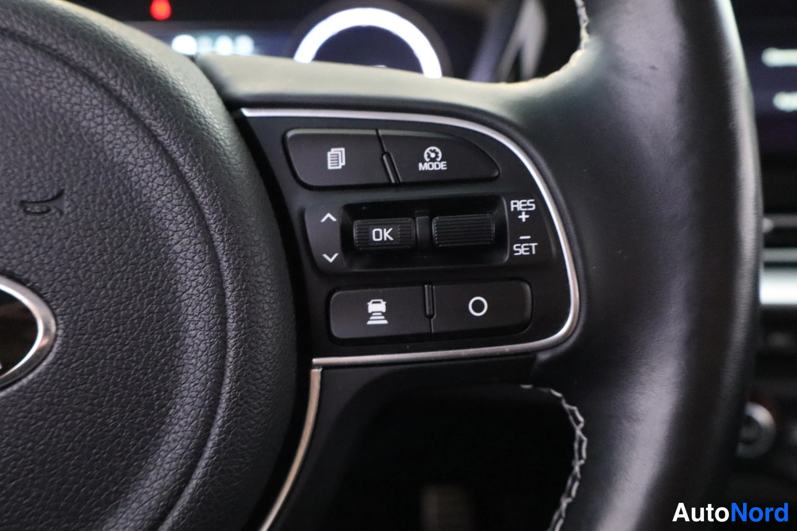 Muu: Ohjauspyörän oikeanpuoleiset näppäimet: cruise control -toiminnot RES, SET, OK ja ajoneuvon etäisyysvaroituspainike.