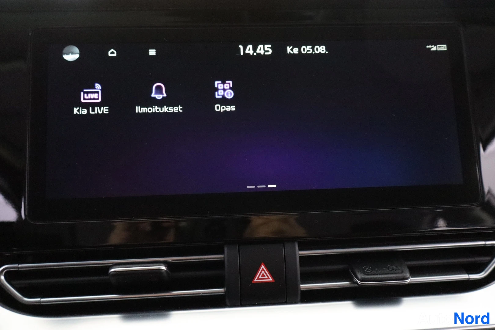 Muu: Infotainment-näytön lisävalikko, jossa Kia LIVE-, Ilmoitukset- ja Opas-kuvakkeet.