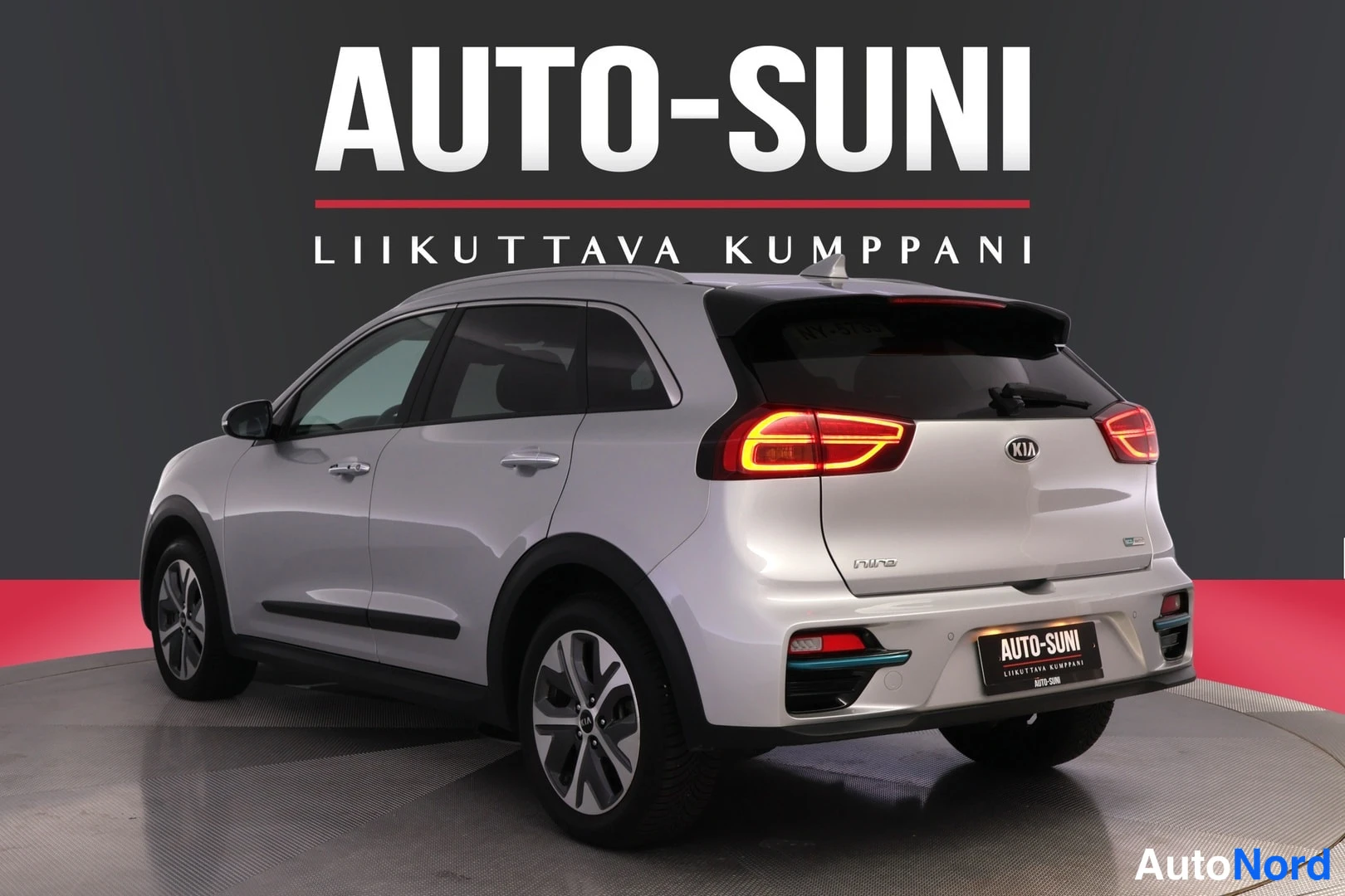 Takaviisto: Kia Niro e-SUV takaviisto oikealta, hopeinen koriratkaisu, LED-takavalot ja Niro-tunnus takaluukussa.