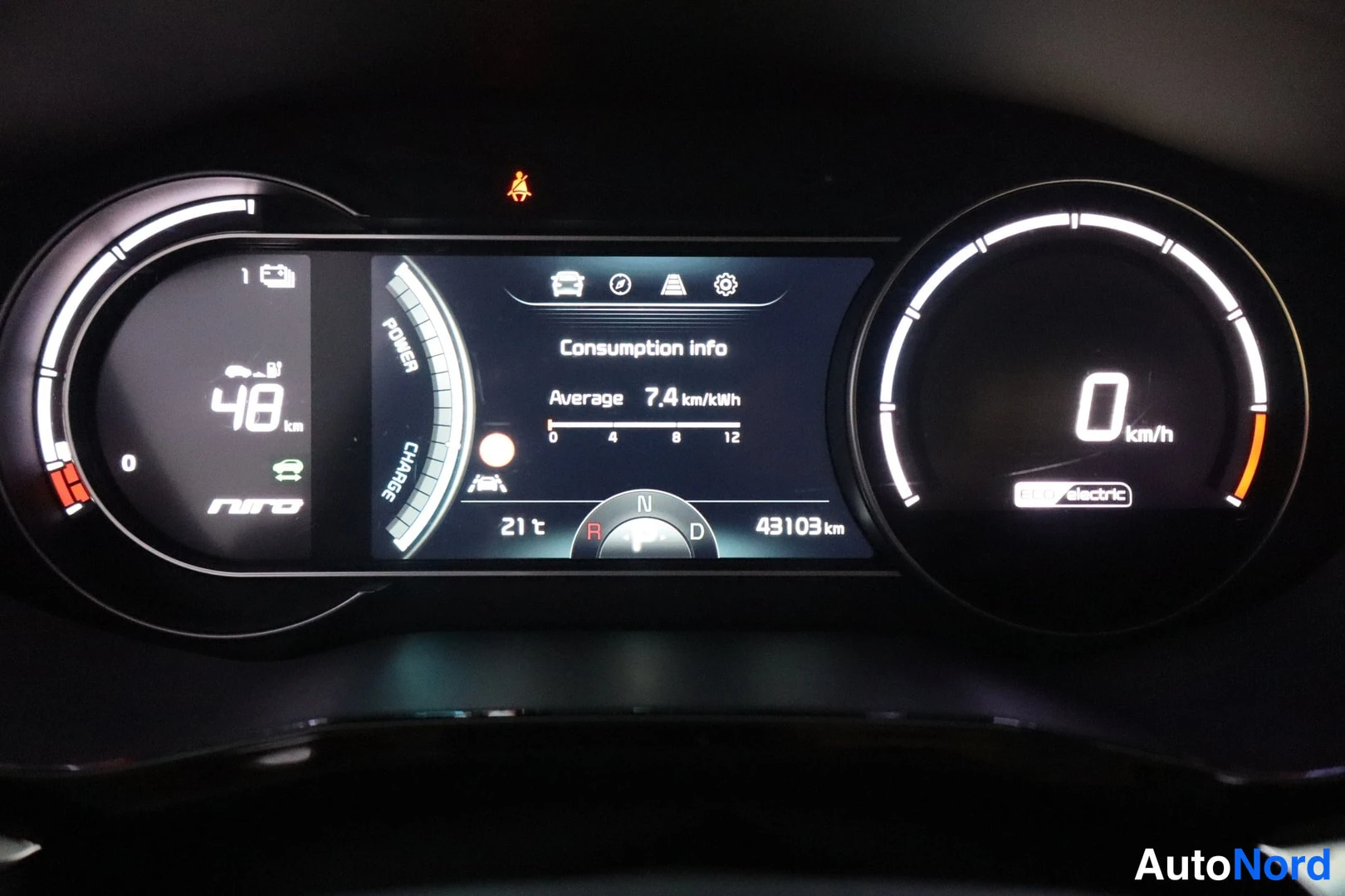 Yksityiskohta: Kia Niro:n digitaalinen mittaristo näyttää 43103 km matkan, 48 km toimintamatkan ja keskimääräisen kulutuksen 7,4 km/kWh.
