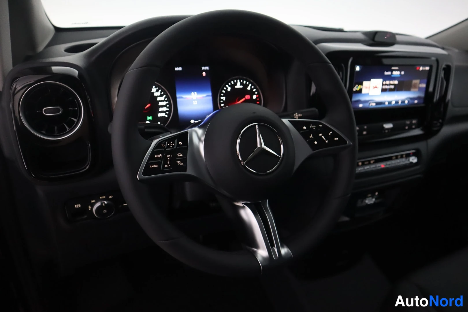 Muu: Ohjaamon näkymä: Mercedes-ohjauspyörä, digitaalinen mittaristo ja keskinäyttö keskellä kojelautaa.