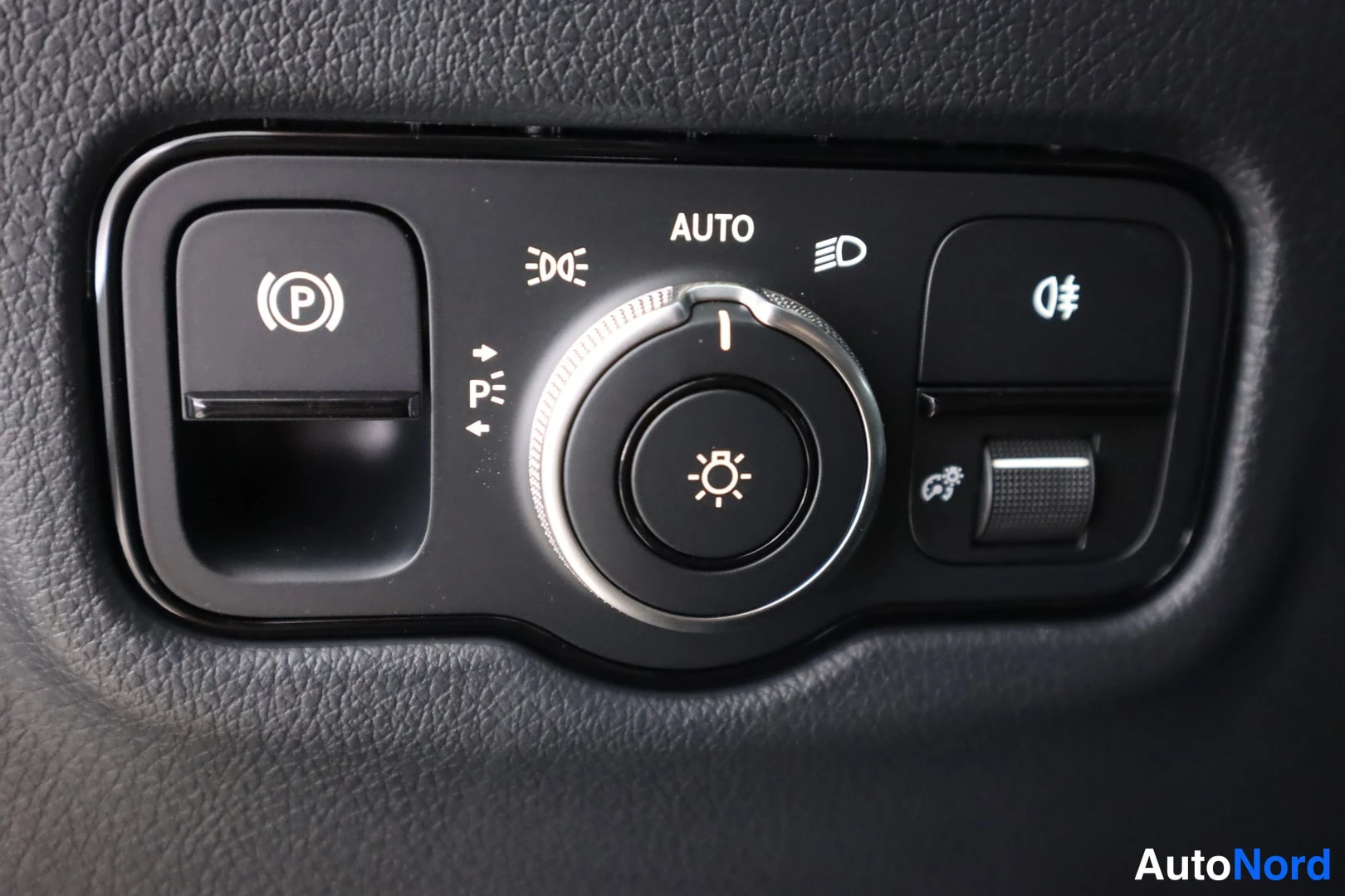 Muu: Mercedes-Benzin valokatkaisija: AUTO-asento, sumuvalot, pysäköintitunnistin (P) ja korkeudensäädettävä valonsäädin.