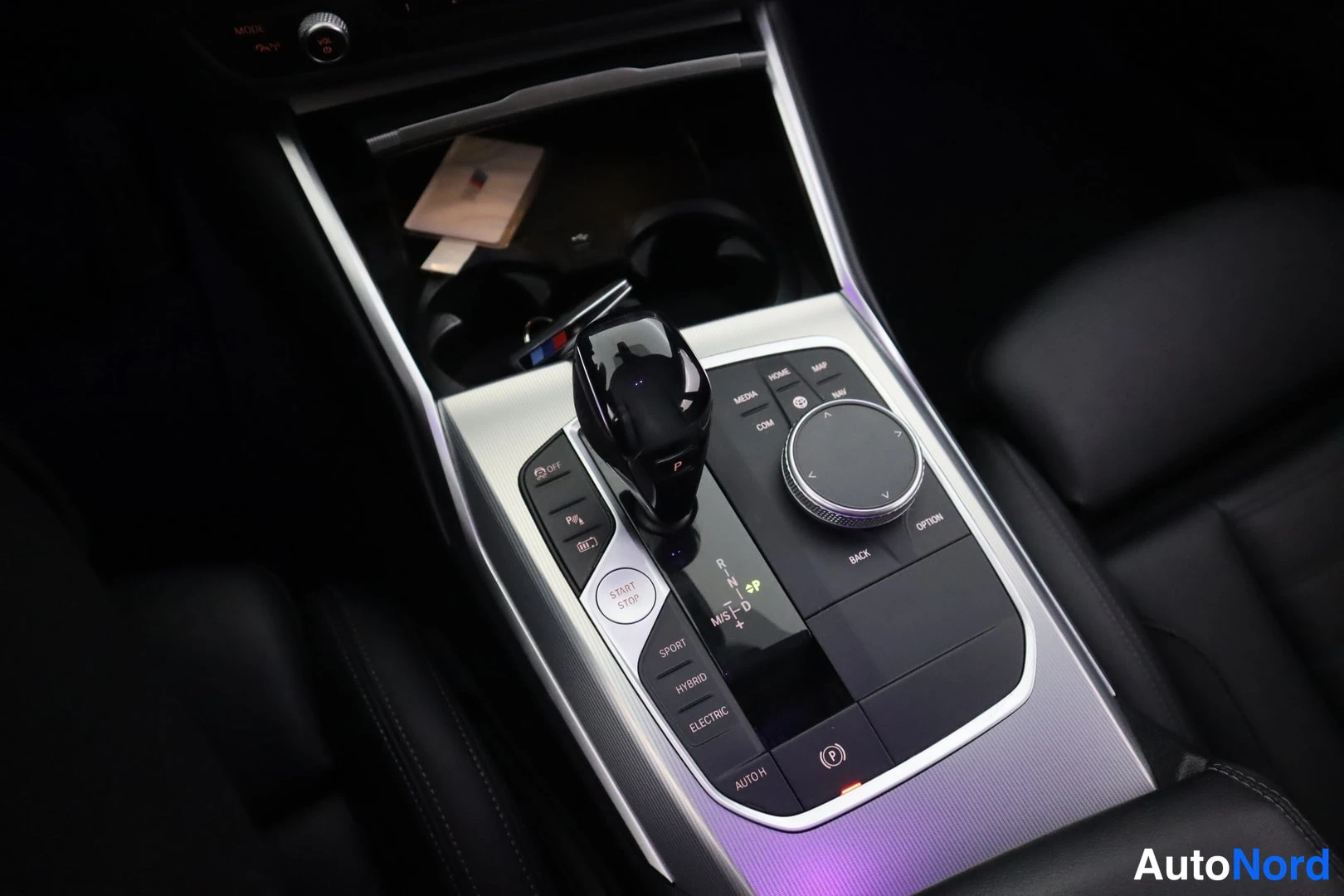 Muu: Vaihteenvalitsin ja iDrive-ohjain keskikonsolissa, ympäristössä SPORT-, HYBRID- ja ELECTRIC-valintanapit