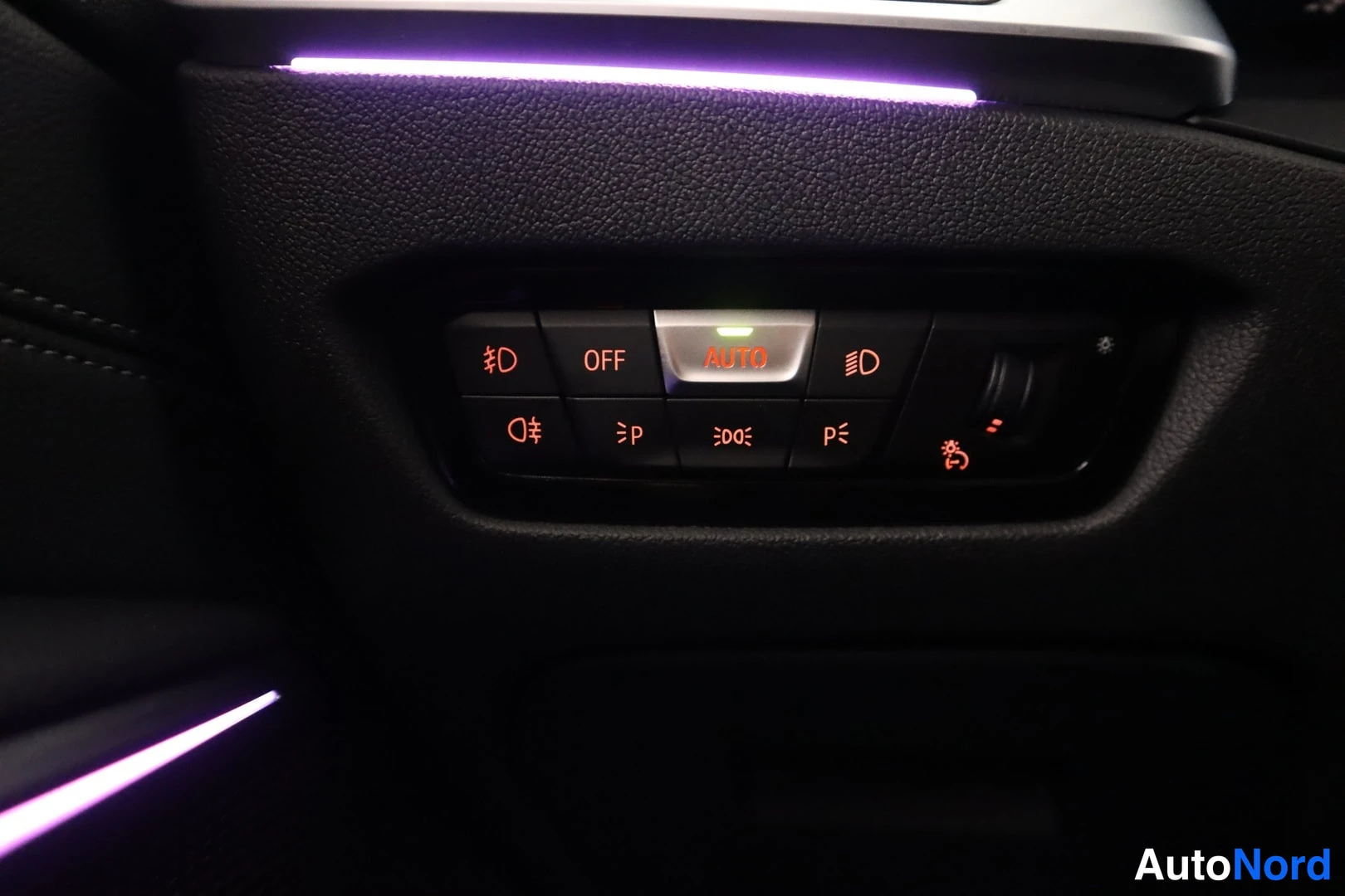 Muu: Valaistussäädinten paneeli AUTO- ja sumuvalonäppäimineen, taustavalo punainen