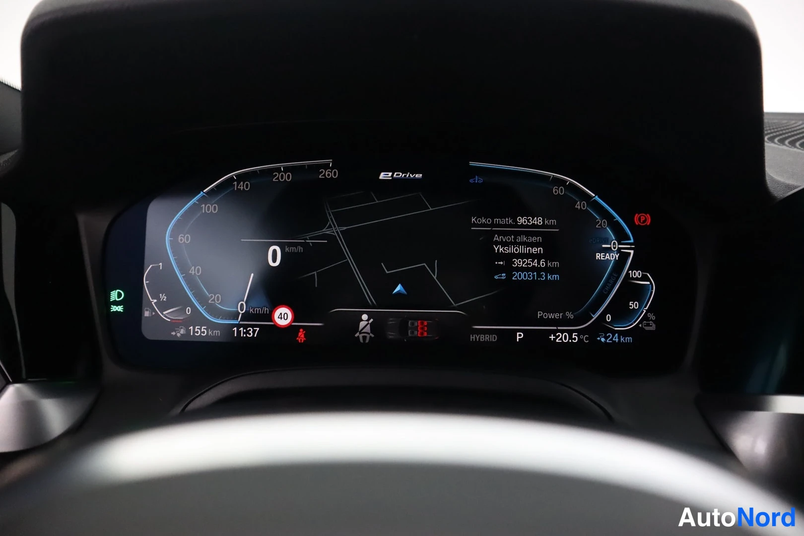 Muu: Digitaalinen mittaristo näyttää kokonaismatkan 396348 km, polttoainetankin ja hybriditilan