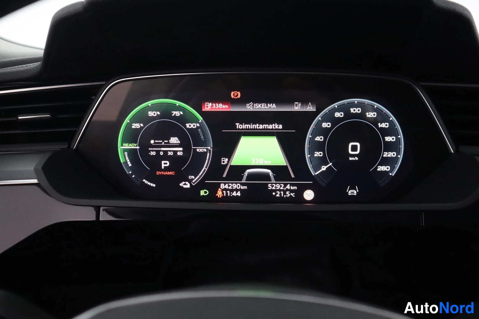 Muu: Audi e-tronin digitalinen mittaristo, virtausmittari vasemmalla ja nopeusmittari 260 km/h asti, toimintamatka 338 km.
