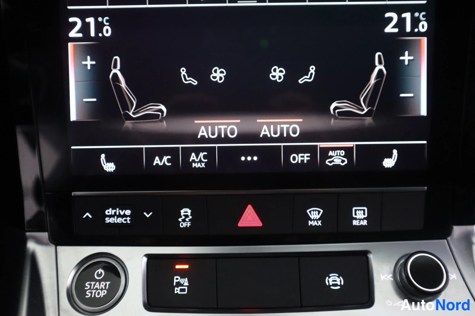 Muu: Auton ilmastointipaneelin näyttö näkyy 21 asteen lämpötila-asetuksilla molemmin puolin, AUTO-tiloilla sekä A/C-, A/C MAX- ja OFF-painikkeilla; alempana drive se