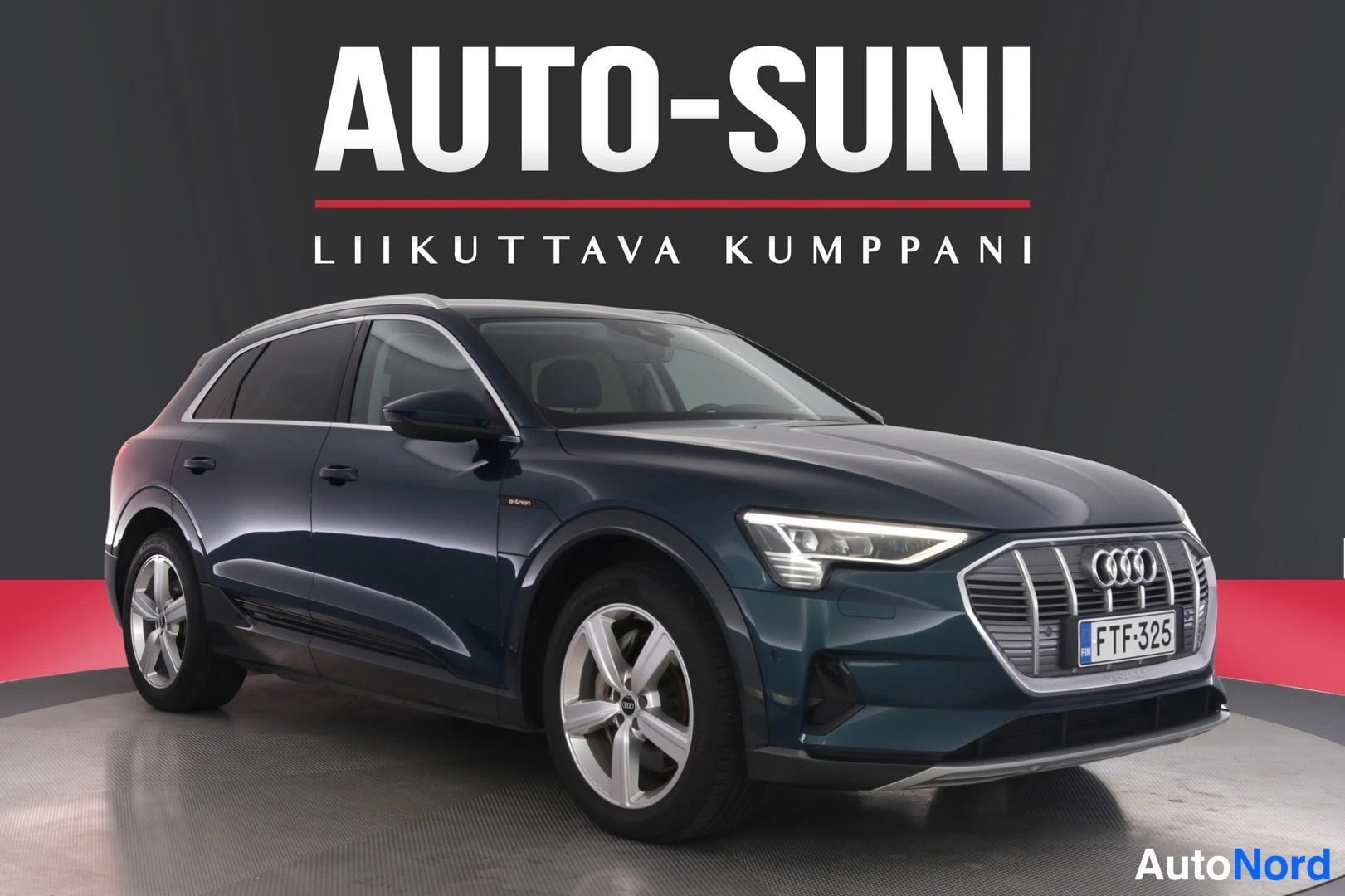 Sininen Audi e-tron 2021, etuviisto, keula oikealle, kuva 2