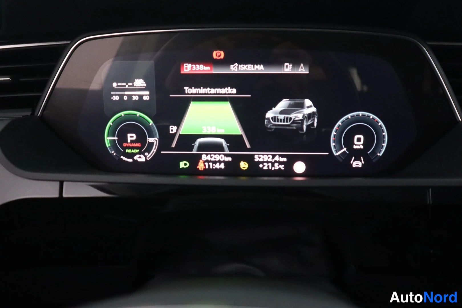 Muu: Audi e-tronin mittaristö näytöltä: sähköauto parkkivaihteessa, toimintamatka 338 km, kokonaislukema 84290 km.