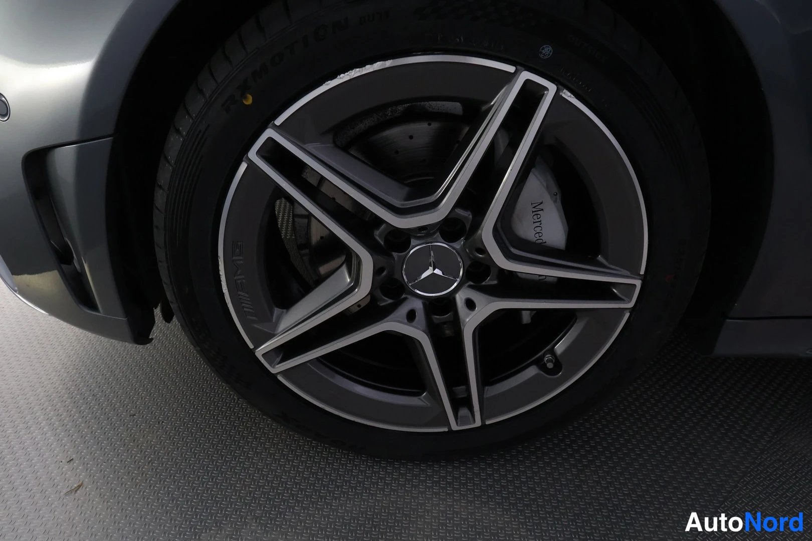 Muu: Lähikuva harmaasta viisisakaraisesta kevytmetallivanteesta ja Mercedes-tähtimerkistä.