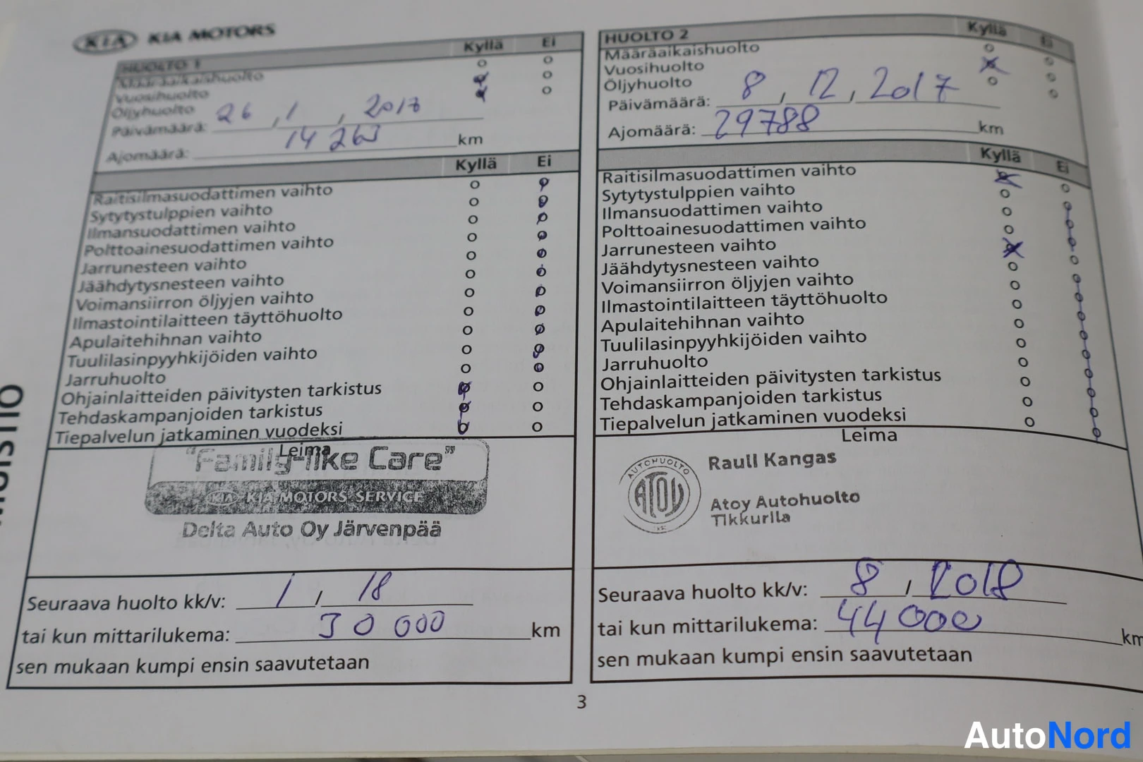 Muu: Kia Motors -huoltokirjan sivu 3, jossa huoltot 1 ja 2 merkittyä: huolto 1 päivämäärä 26.1.2018 (1420 km), huolto 2 päivämäärä 8.12.2017 (29788 km).