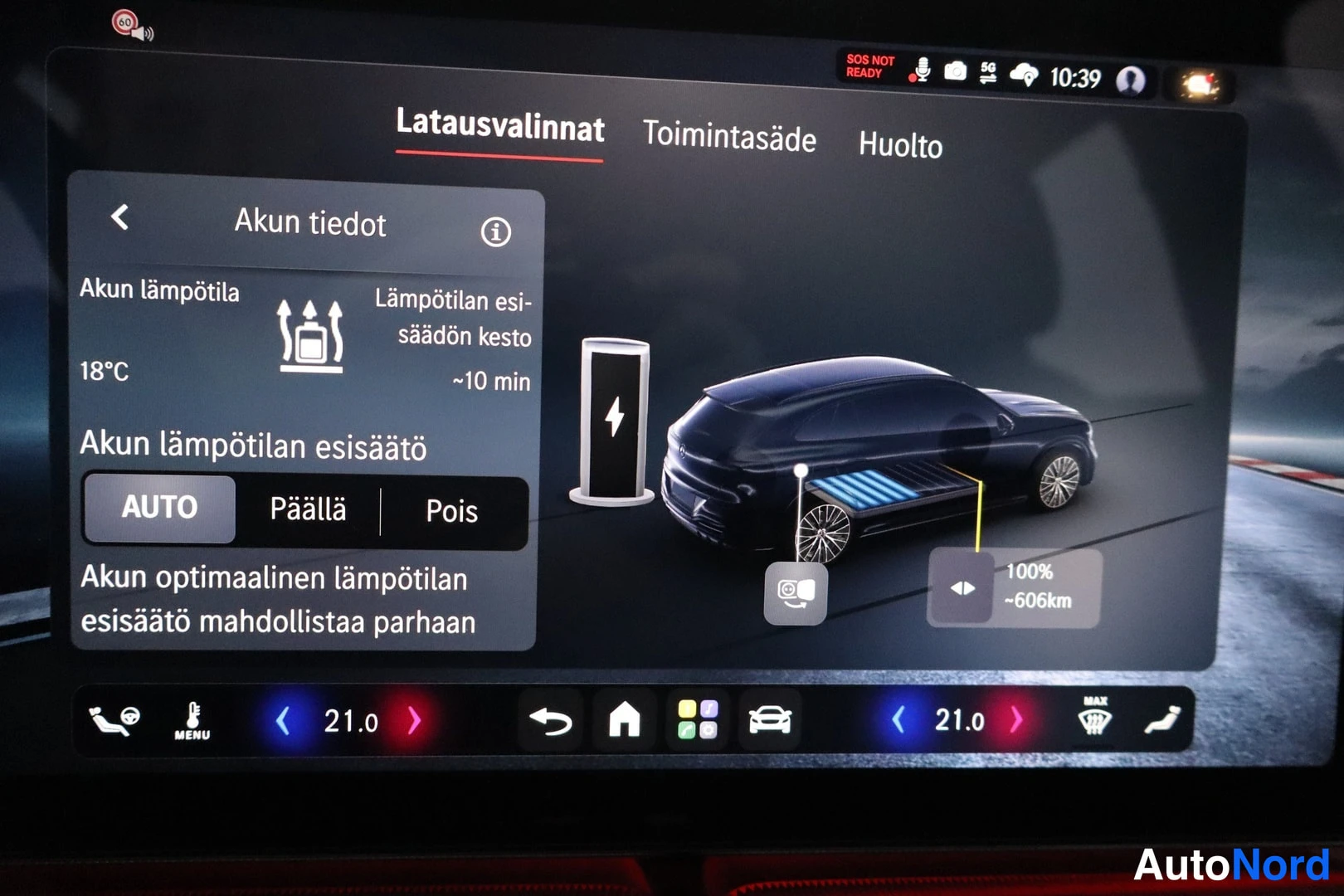 Muu: Auton keskinäytön Latausvalinnat-näkymä: Akun tiedot -paneeli näyttää akun lämpötilan 18°C ja lämpötilan esisäädön valinnan AUTO, sekä animaation autosta laturi