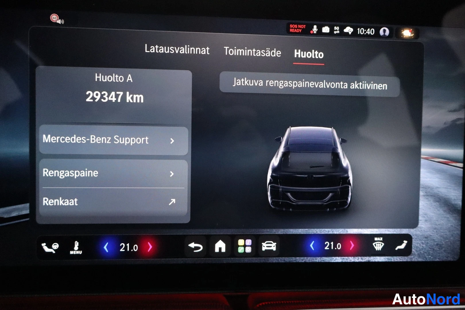 Muu: Auton keskinäytön Huolto-näkymä, jossa lukee Huolto A 29347 km sekä valikot Mercedes-Benz Support, Rengaspaine ja Renkaat; teksti 'Jatkuva rengaspainevalvonta a
