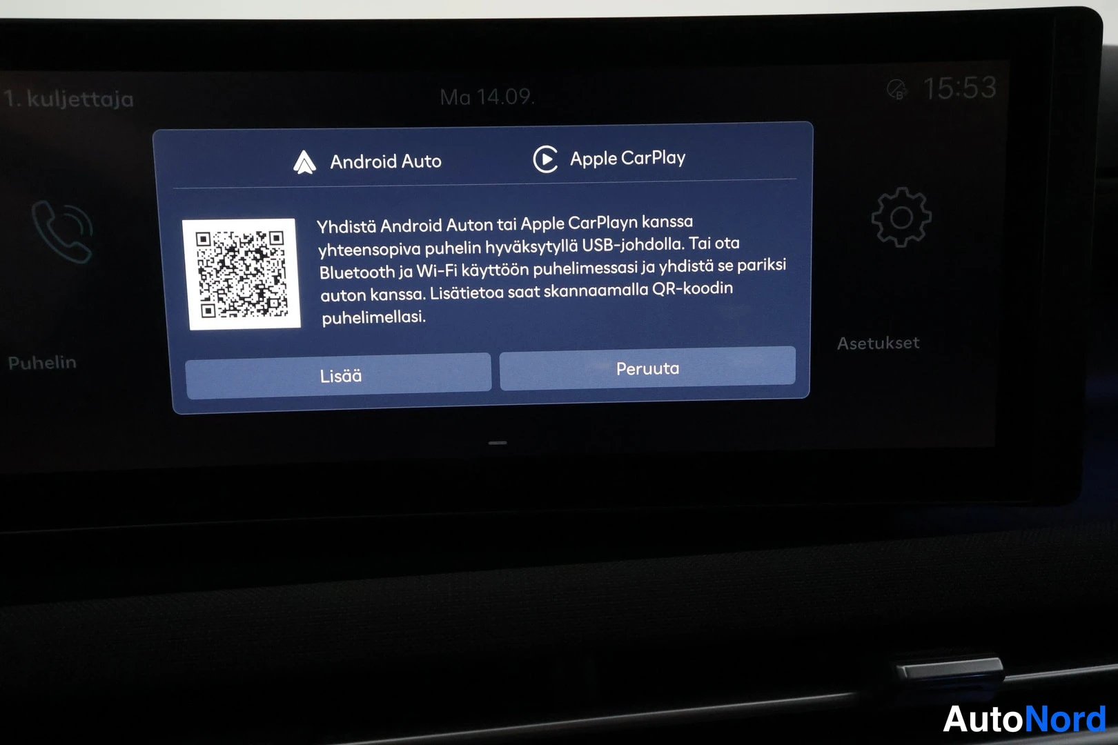 Muu: Auton informaatio näytöllä avoin valikko Android Auto ja Apple CarPlay -yhdistämiselle QR-koodeineen, painikkeet Lisää ja Peruuta.