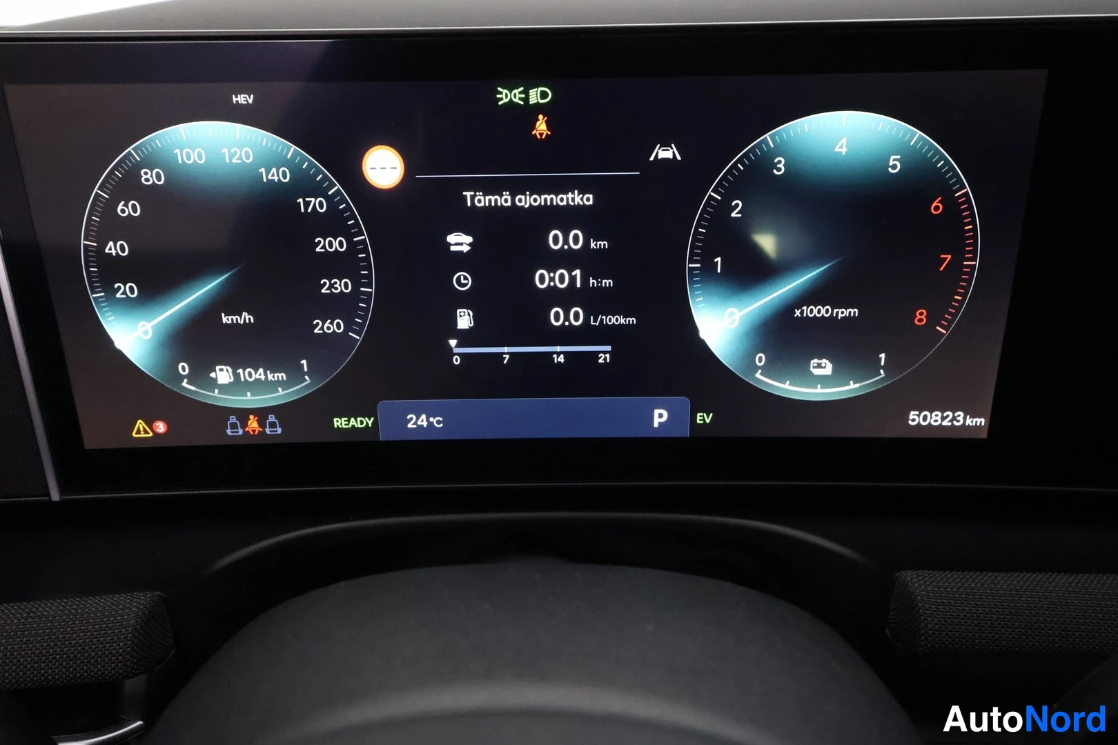 Muu: Digitaalinen mittaristo näyttää 50 823 km matkamittarin, HEV-tilan, READY-merkin, EV-tilan ja ulkolämpötilan 24 °C.