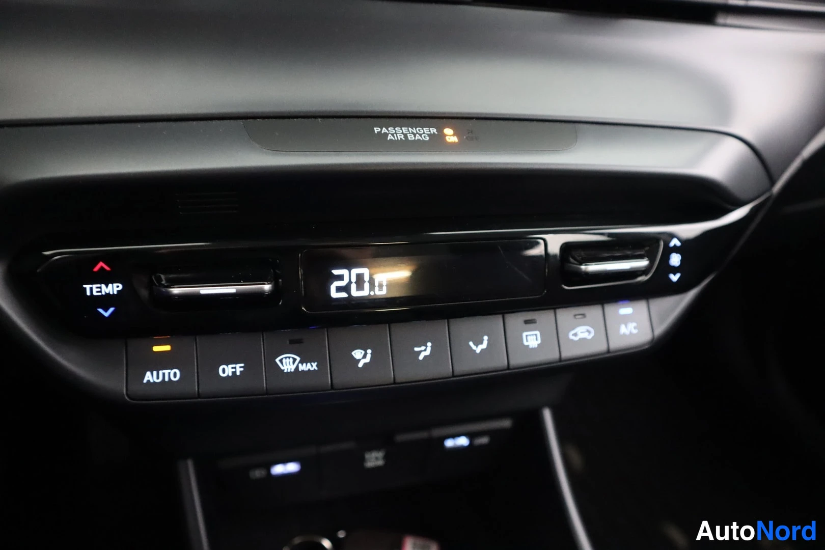 Muu: Ilmastointilaitteen ohjauspanee#li näyttää 20,0 °C sekä AUTO, OFF, MAX- ja A/C-painikkeet.