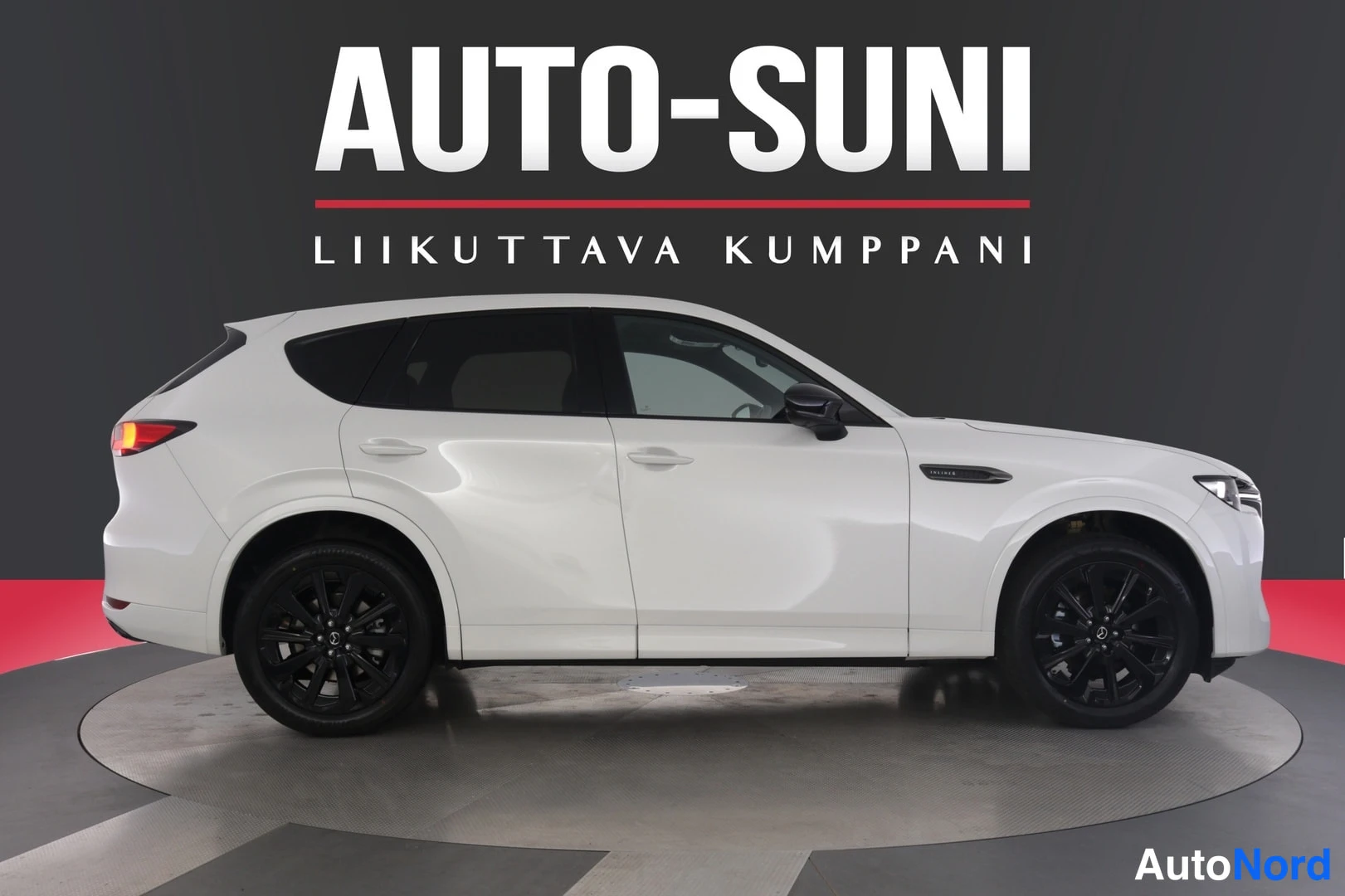 Sivulta: Sivukuva valkoisesta Mazda CX-60:stä, tummat vanteet ja tummat ikkunat.