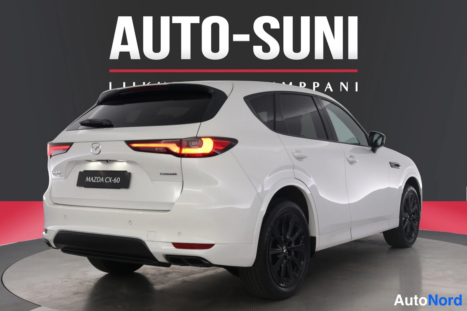 Takaviisto: Valkoisen Mazda CX-60:n takakulma, takavalot ja kaksiosainen pakopääte näkyvissä.