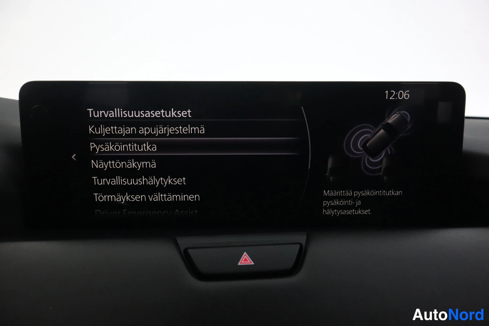 Muu: Auton kojelaudan infotainment-näyttö, jossa on auki Turvallisuusasetukset-valikko kohteineen.