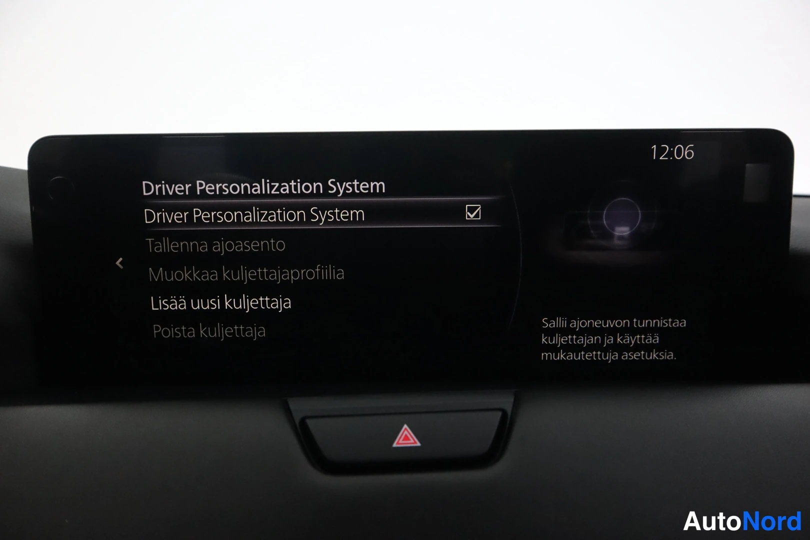 Muu: Auton kojelaudan infotainment-näyttö, jossa auki Driver Personalization System -valikko.