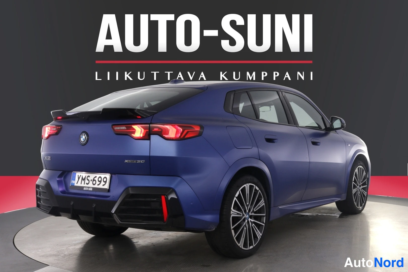 Takaviisto: Sininen BMW X2-takakolmasosa, takavalo ja rekisteritunnus näkyvissä.