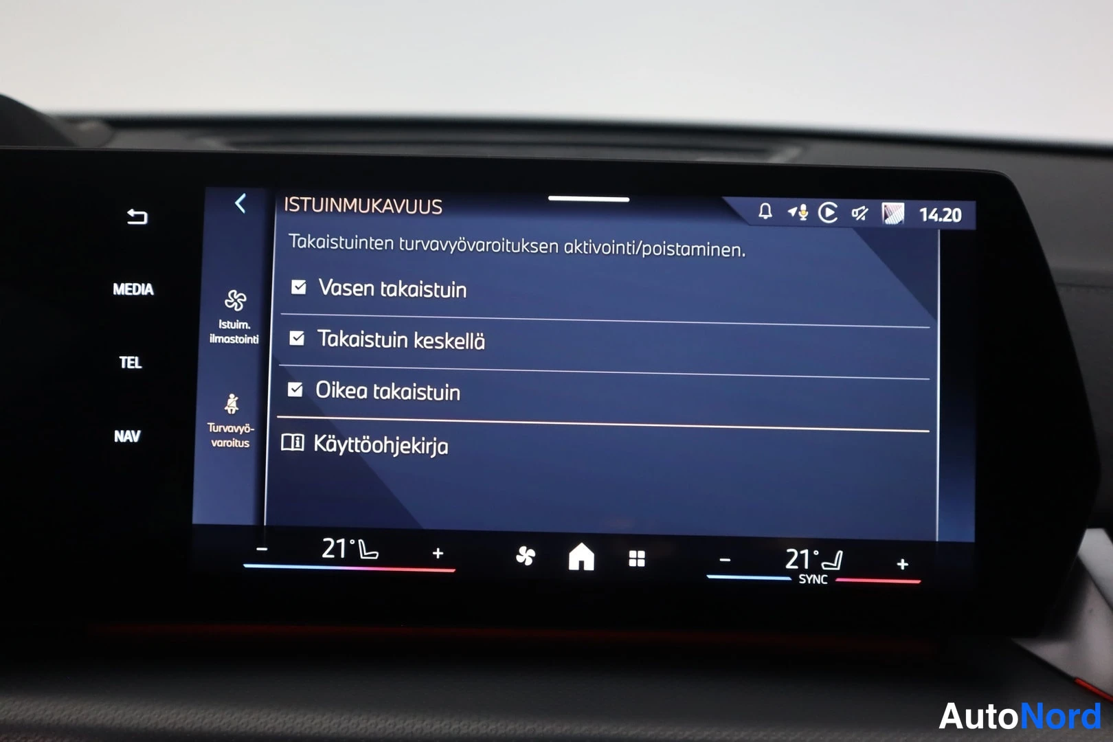 Yksityiskohta: Auton näyttö istuinmukavuus-valikossa, jossa takistuinten turvavyövaroitukset on kytketty päälle vasemmalle, keskelle ja oikealle.