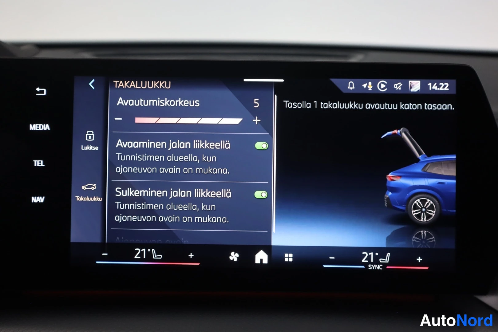 Muu: Infotainment-näytöllä takaluukun asetukset: avautumiskorkeus 5 ja jalan liikkeellä avaaminen sekä sulkeminen päällä.