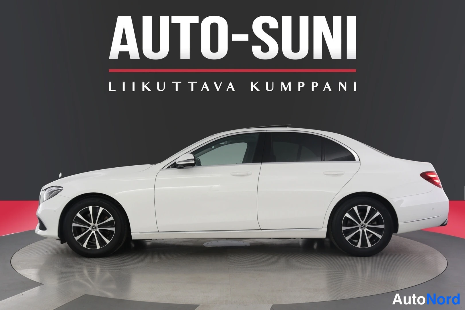Sivulta: Mercedes-Benz E-sarjan sedan kylkikuvassa, etupuoli ja vasen kylki näkyvissä, valkoinen