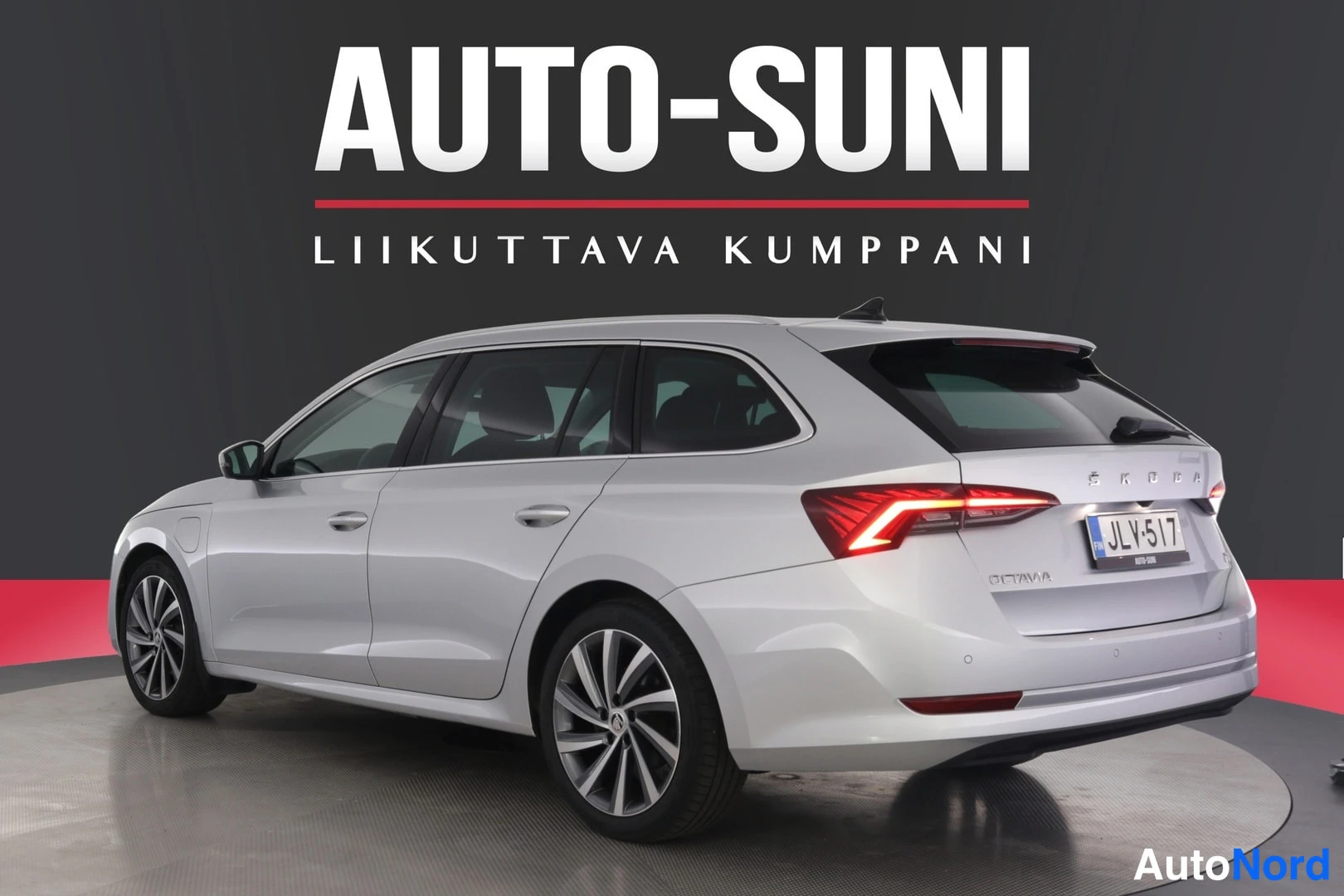Takaviisto: Takaviisto toiselta sivulta hopeanvärisestä farmariautosta; takavaloat, takaovet ja rekisterikilpi näkyvissä studiossa.