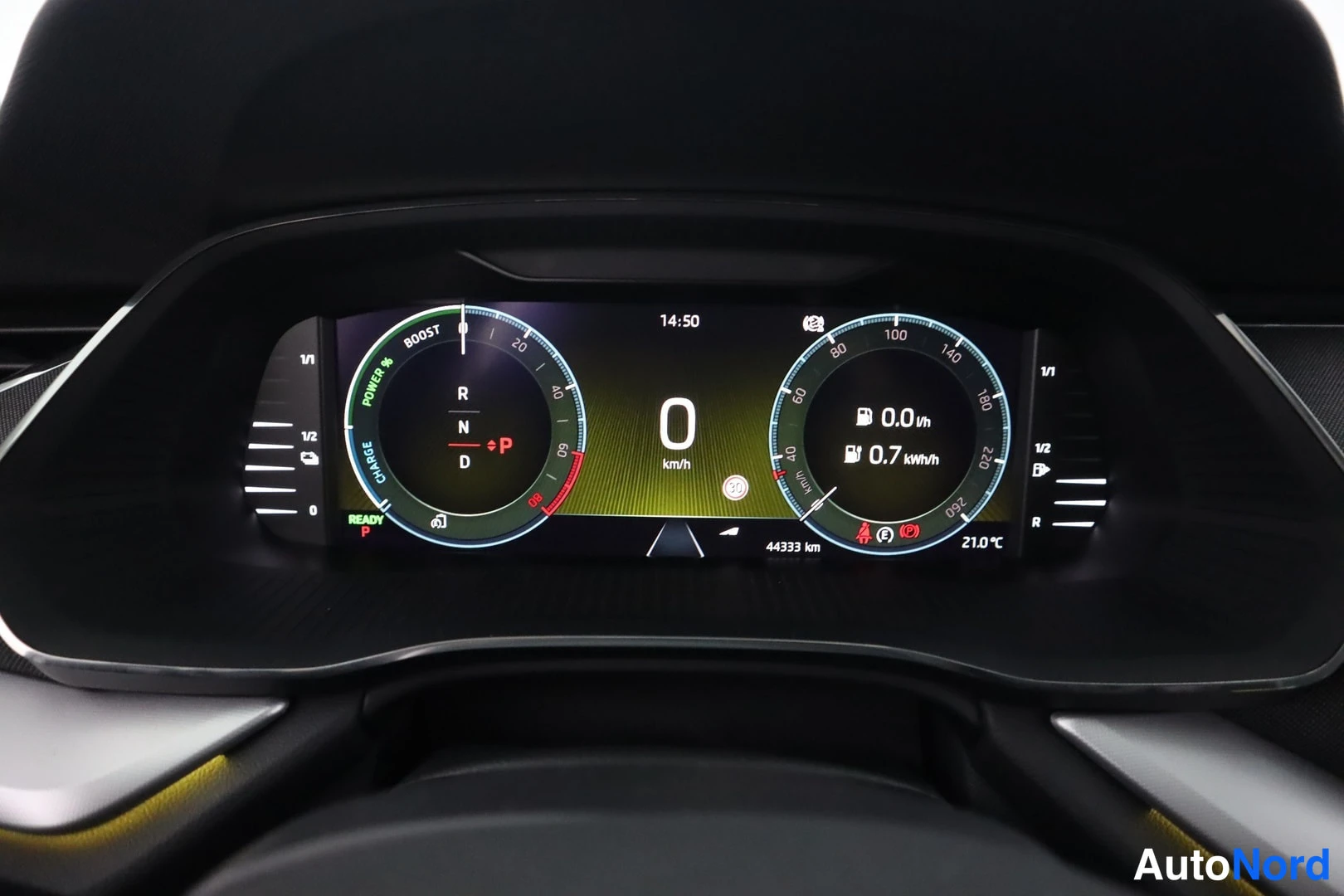 Muu: autox0x0x1: Digitaalinen kojelauta nolla-ajoasennossa, valitsin P ja kokonaislukema 44333 km