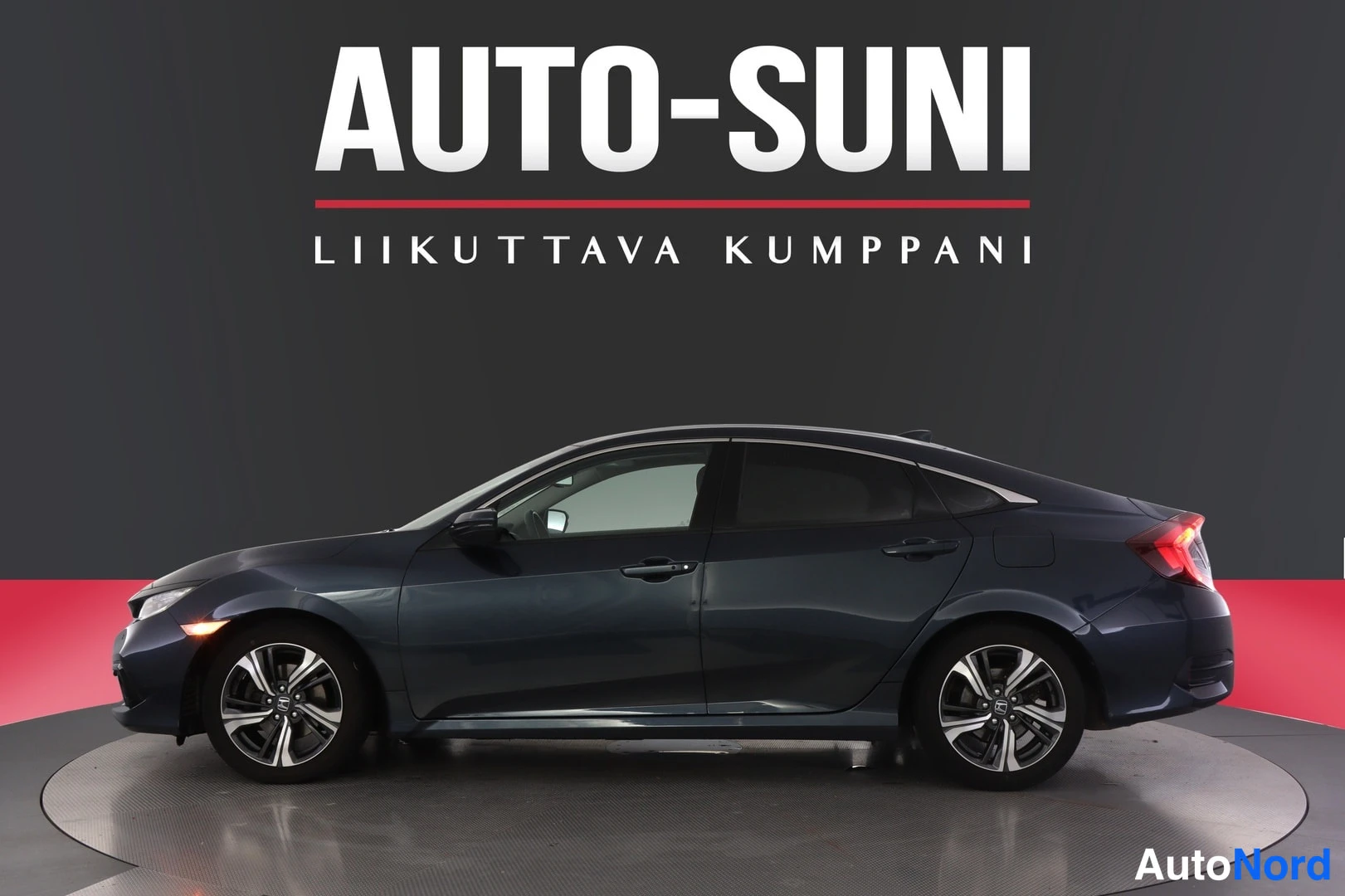 Sivulta: Honda Civic -sedanin sivuprofiili, tummansininen koripinta ja monipuoliset alumiinivanteet.